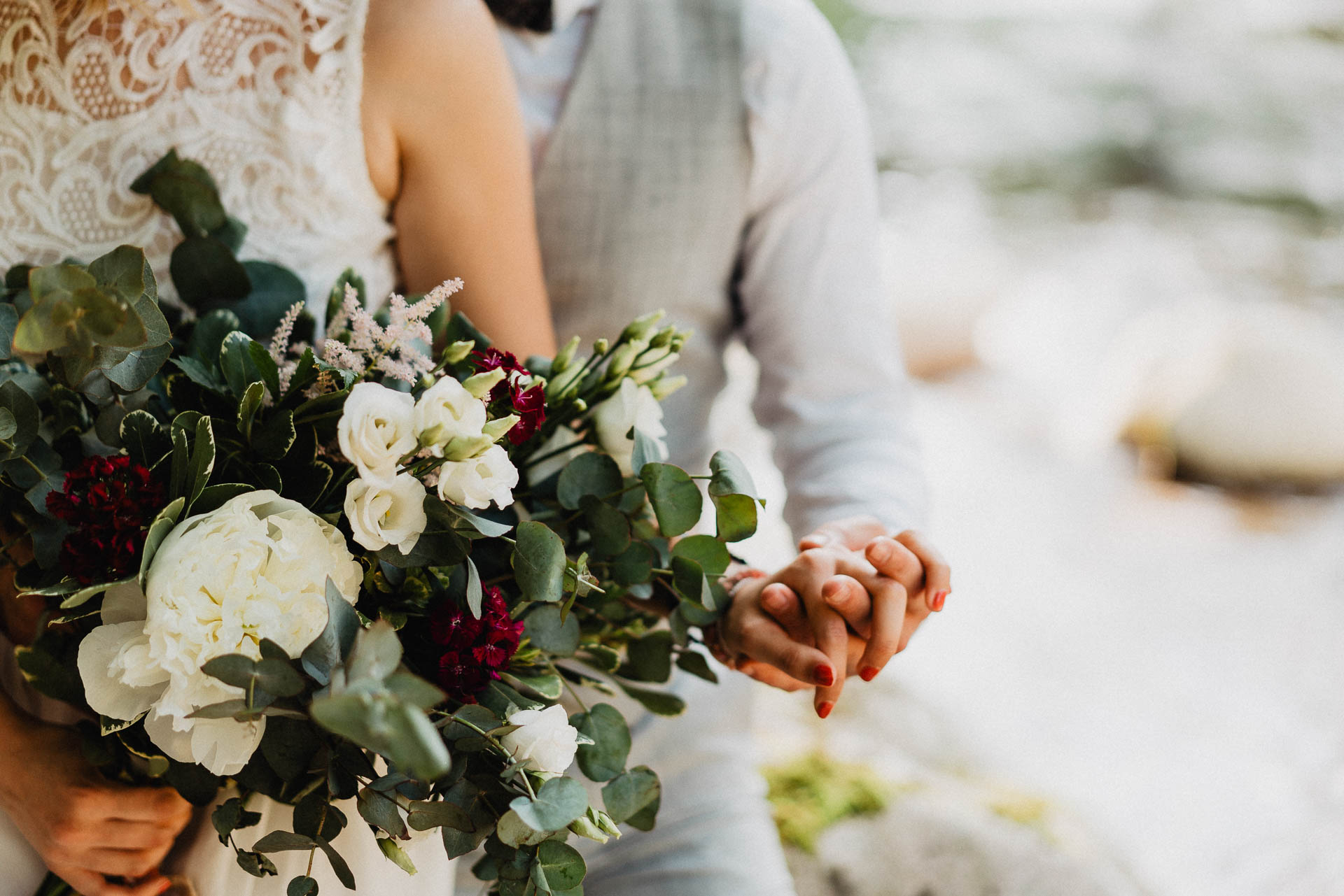 Romantisches Verlobungsshooting für die baldige Hochzeit im schönen Schwarzwald fotografiert von Lisa & Andi Photography.