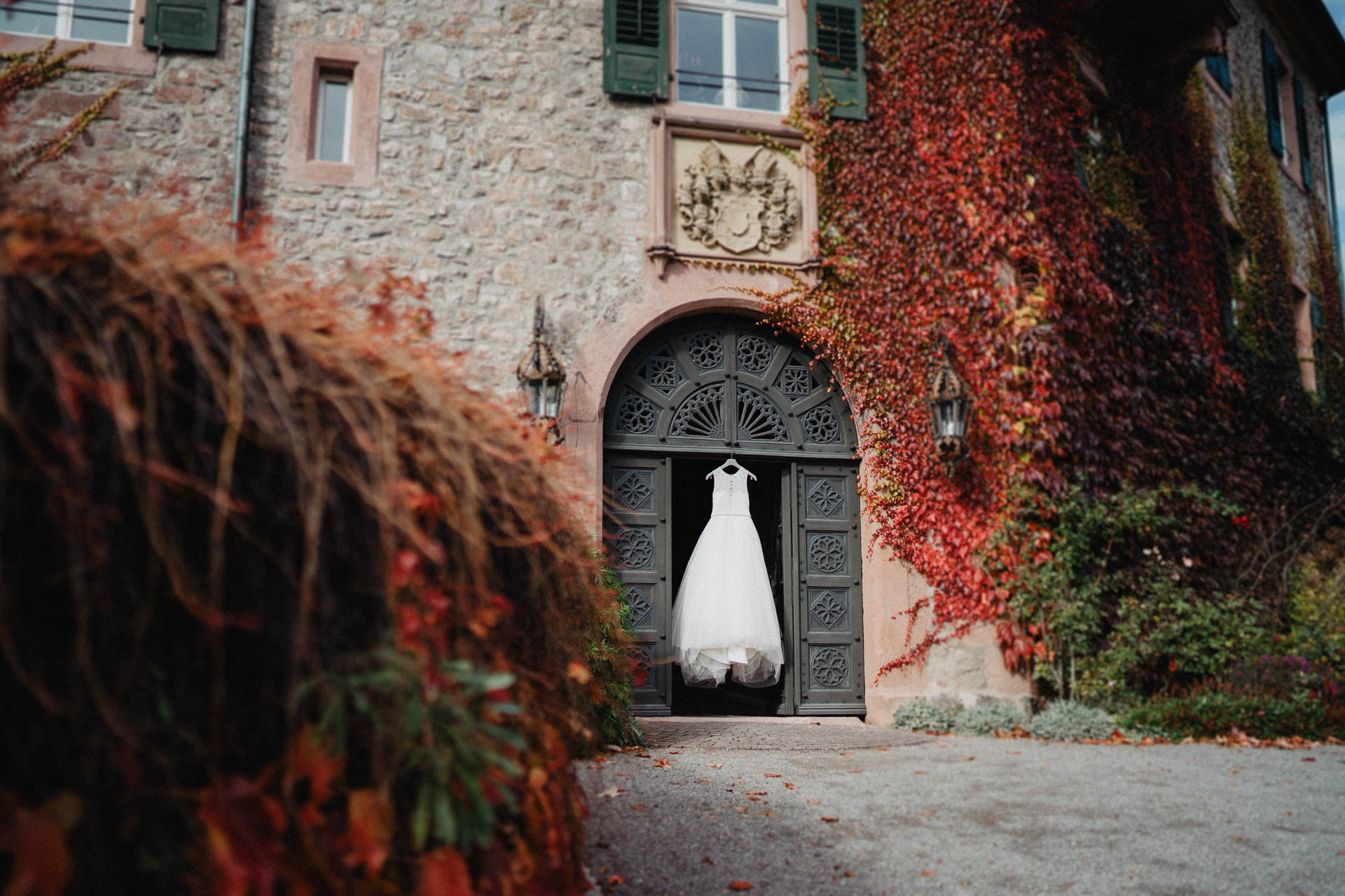 Romantische Schloss-Hochzeit im Schwarzwald auf Schloss Eberstein fotografiert von Lisa & Andi Photography. Braut und Bräutigam beim Getting Ready in der Hochzeitssuite.
