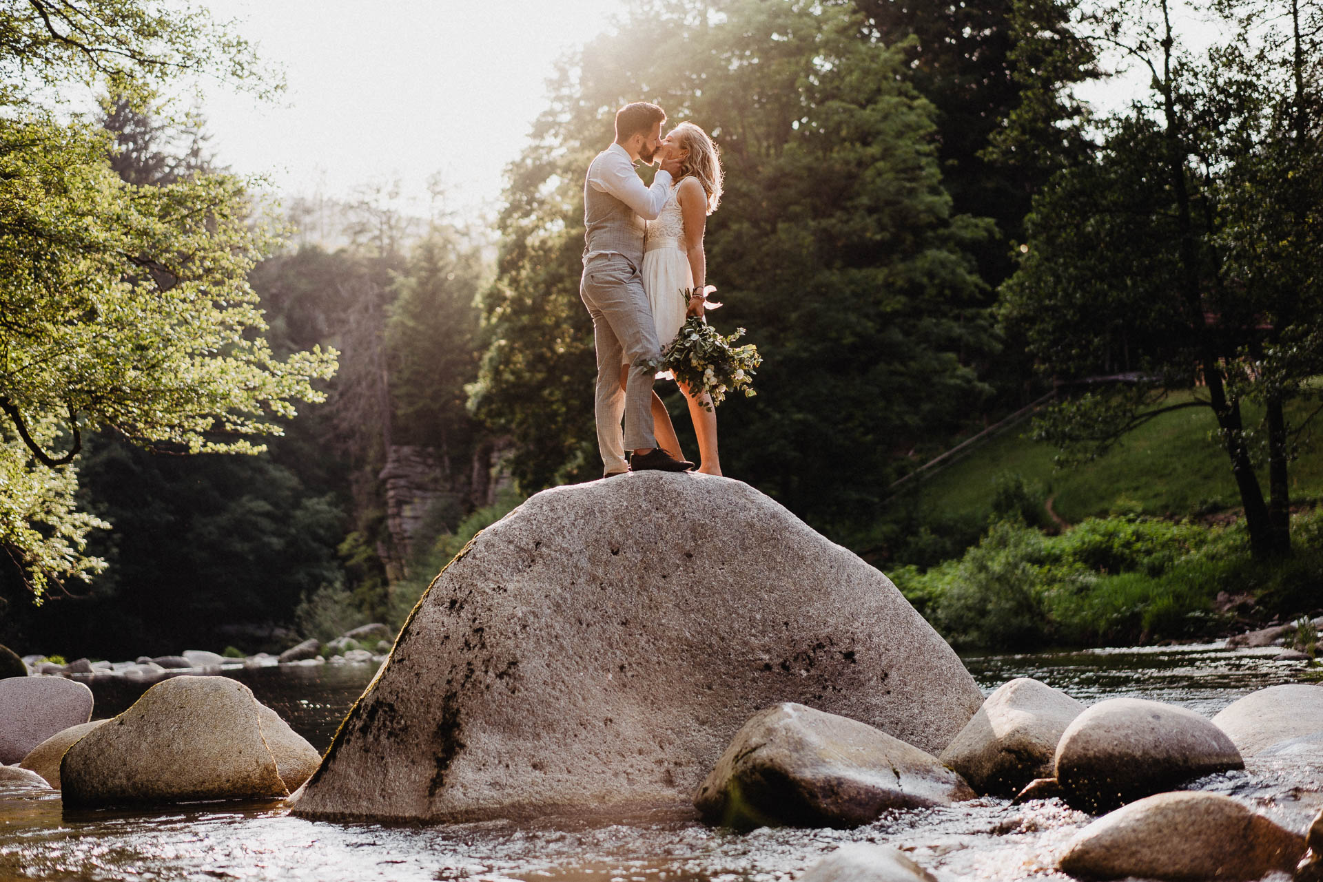 Romantisches Verlobungsshooting für die baldige Hochzeit im schönen Schwarzwald fotografiert von Lisa & Andi Photography.