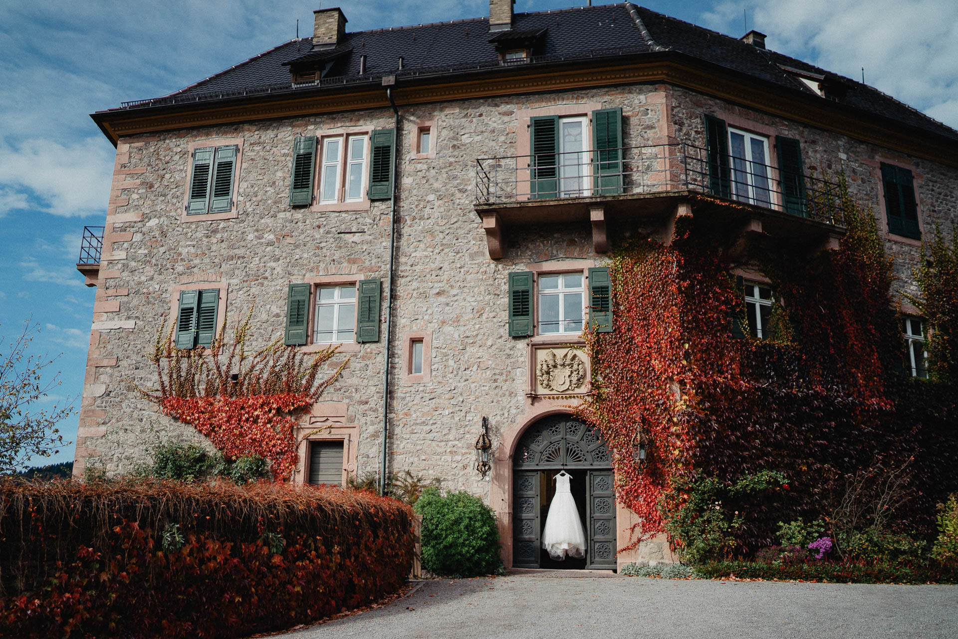 Romantische Schloss-Hochzeit im Schwarzwald auf Schloss Eberstein fotografiert von Lisa & Andi Photography. Braut und Bräutigam beim Getting Ready in der Hochzeitssuite.