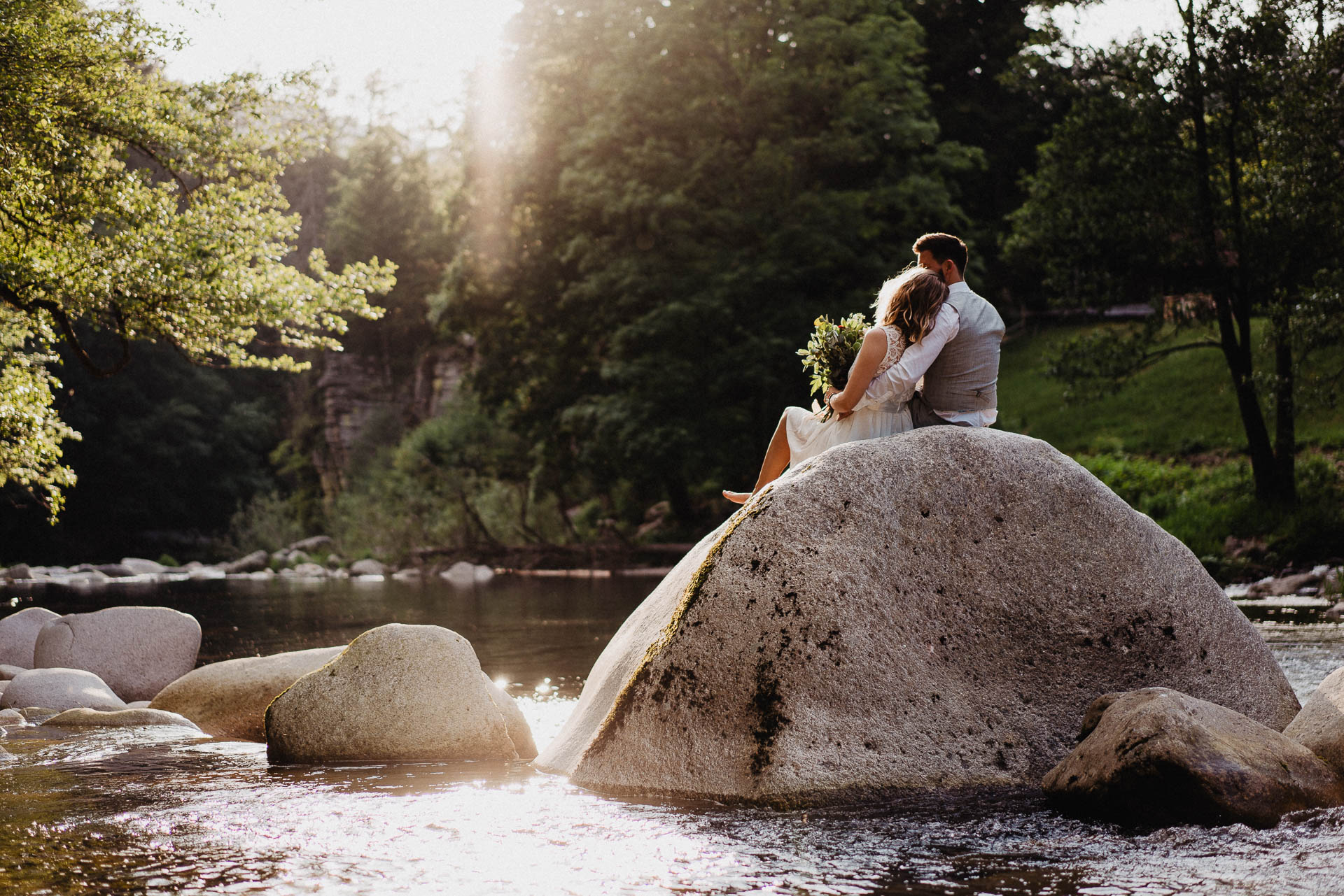 Romantisches Verlobungsshooting für die baldige Hochzeit im schönen Schwarzwald fotografiert von Lisa & Andi Photography.