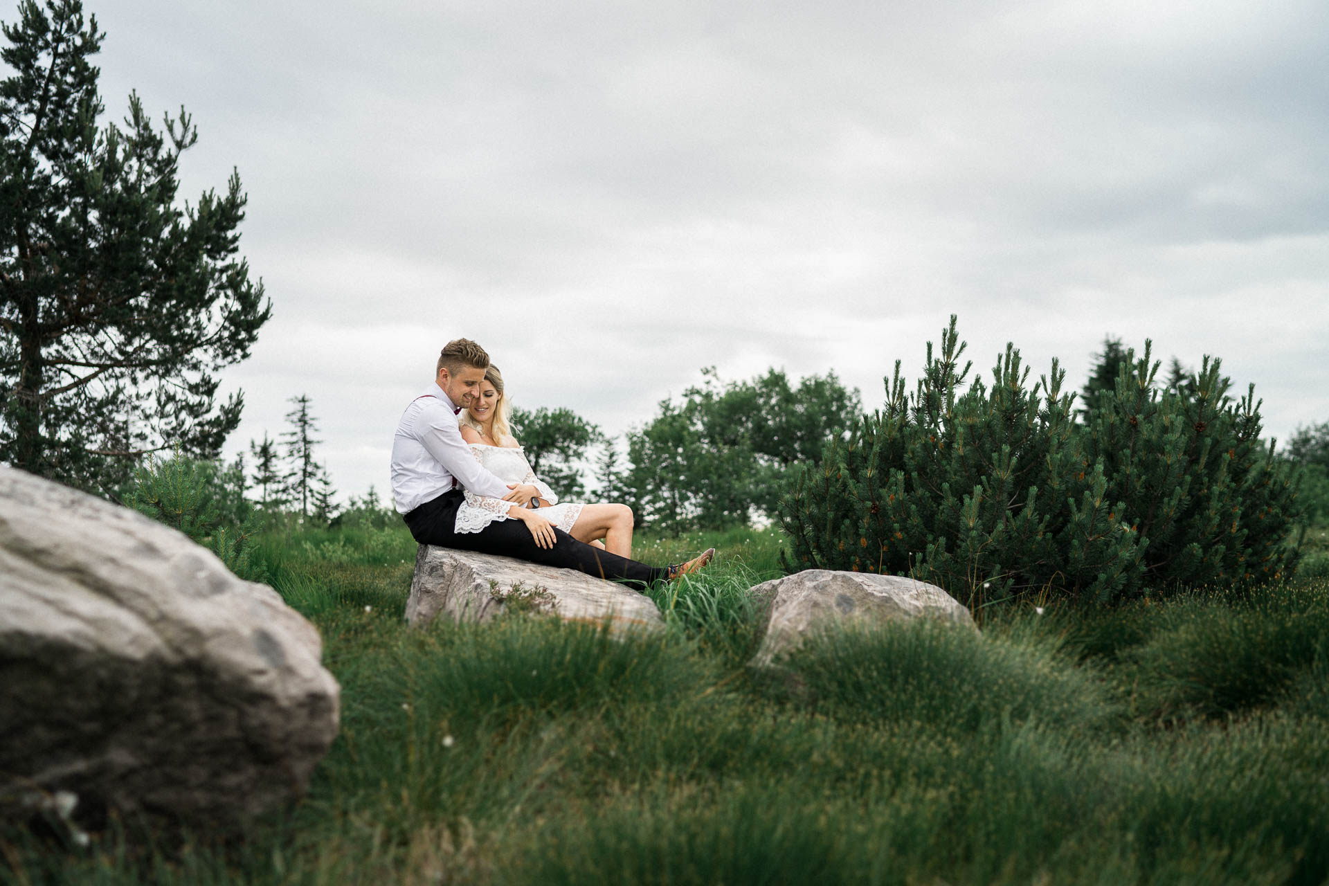 Braut und Bräutigam vor der Hochzeit im schönen Schwarzwald am Mummelsee fotografiert von Lisa & Andi Photography.