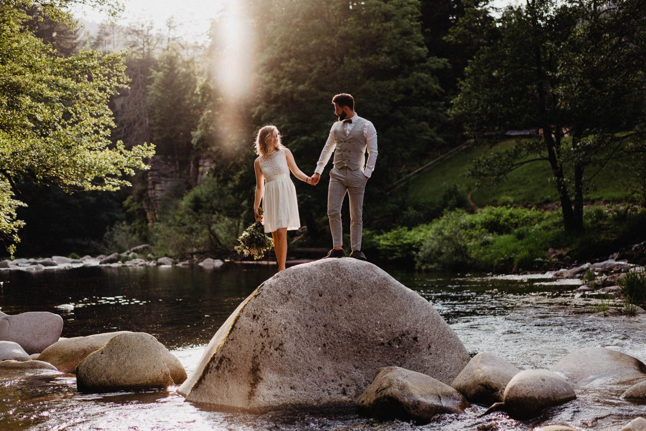 Romantisches Verlobungsshooting für die baldige Hochzeit im schönen Schwarzwald fotografiert von Lisa & Andi Photography.
