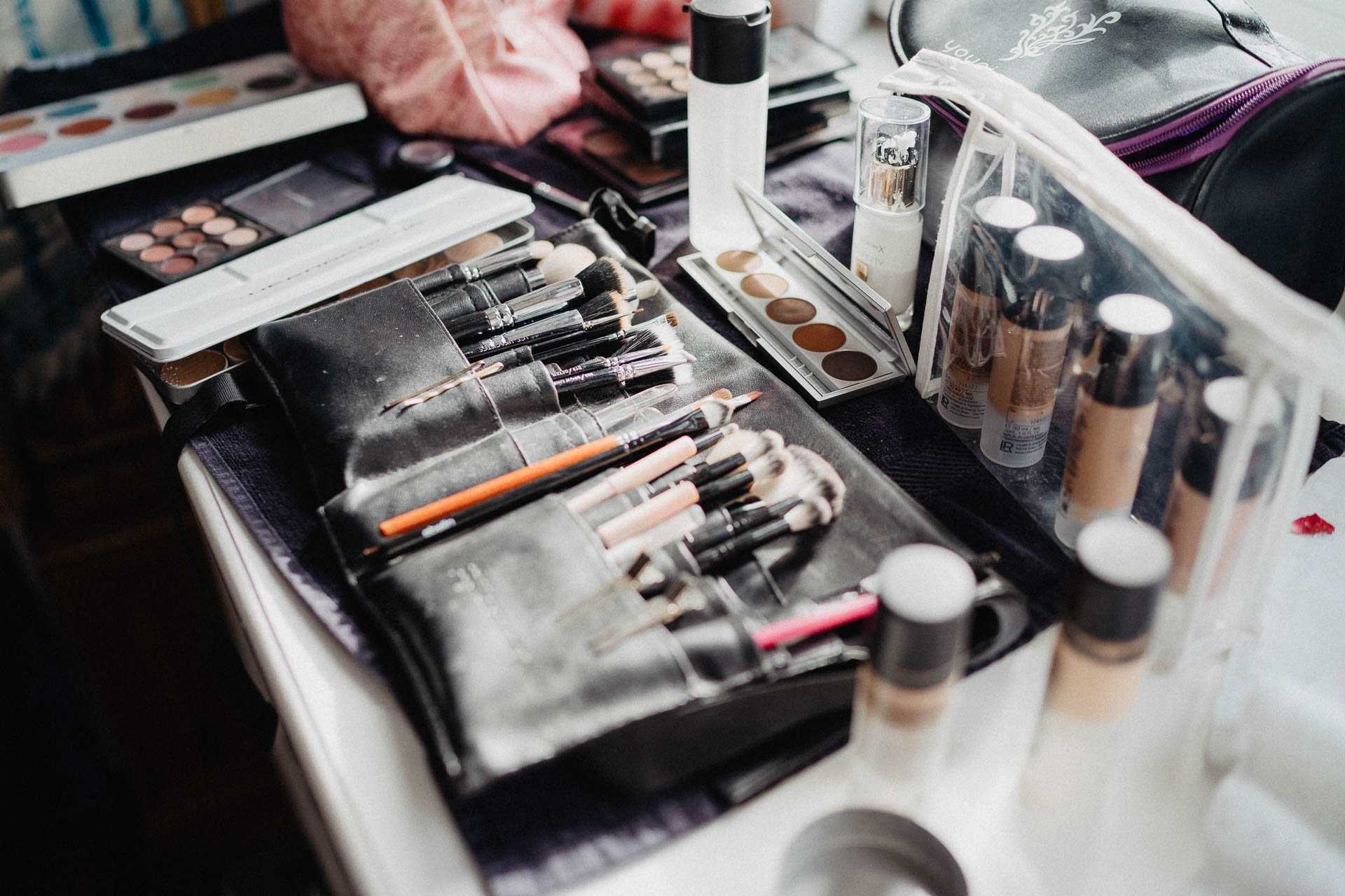 Romantische Schloss-Hochzeit im Schwarzwald auf Schloss Eberstein fotografiert von Lisa & Andi Photography. Braut und Bräutigam beim Getting Ready in der Hochzeitssuite.
