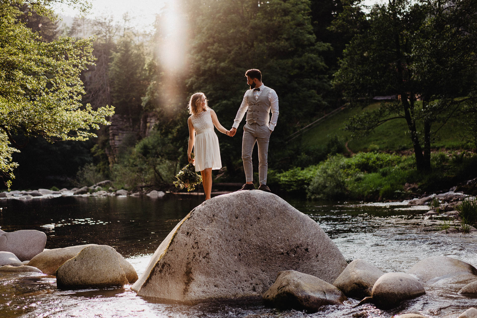 Romantisches Verlobungsshooting für die baldige Hochzeit im schönen Schwarzwald fotografiert von Lisa & Andi Photography.