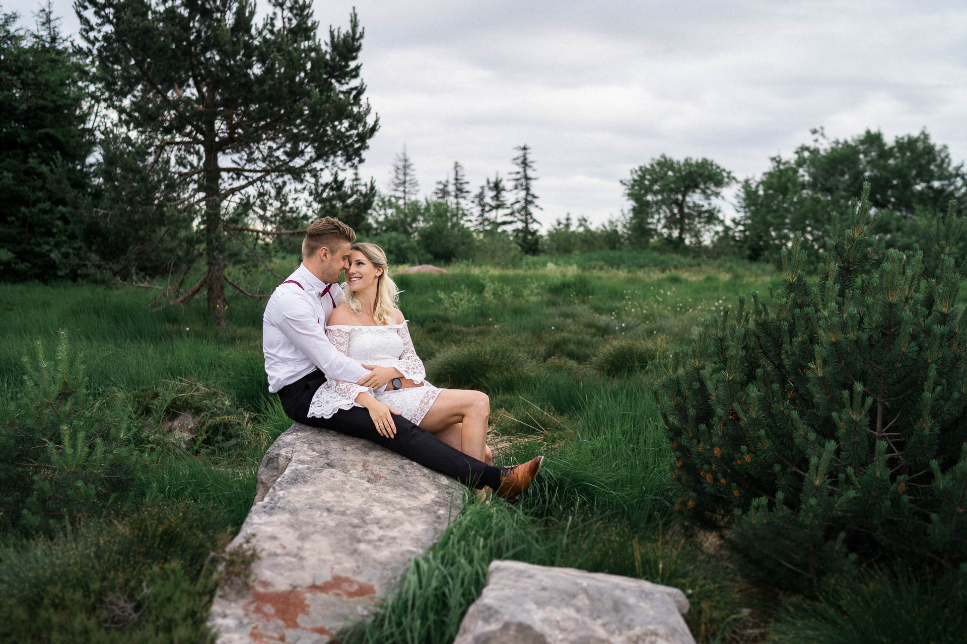 Braut und Bräutigam vor der Hochzeit im schönen Schwarzwald am Mummelsee fotografiert von Lisa & Andi Photography.