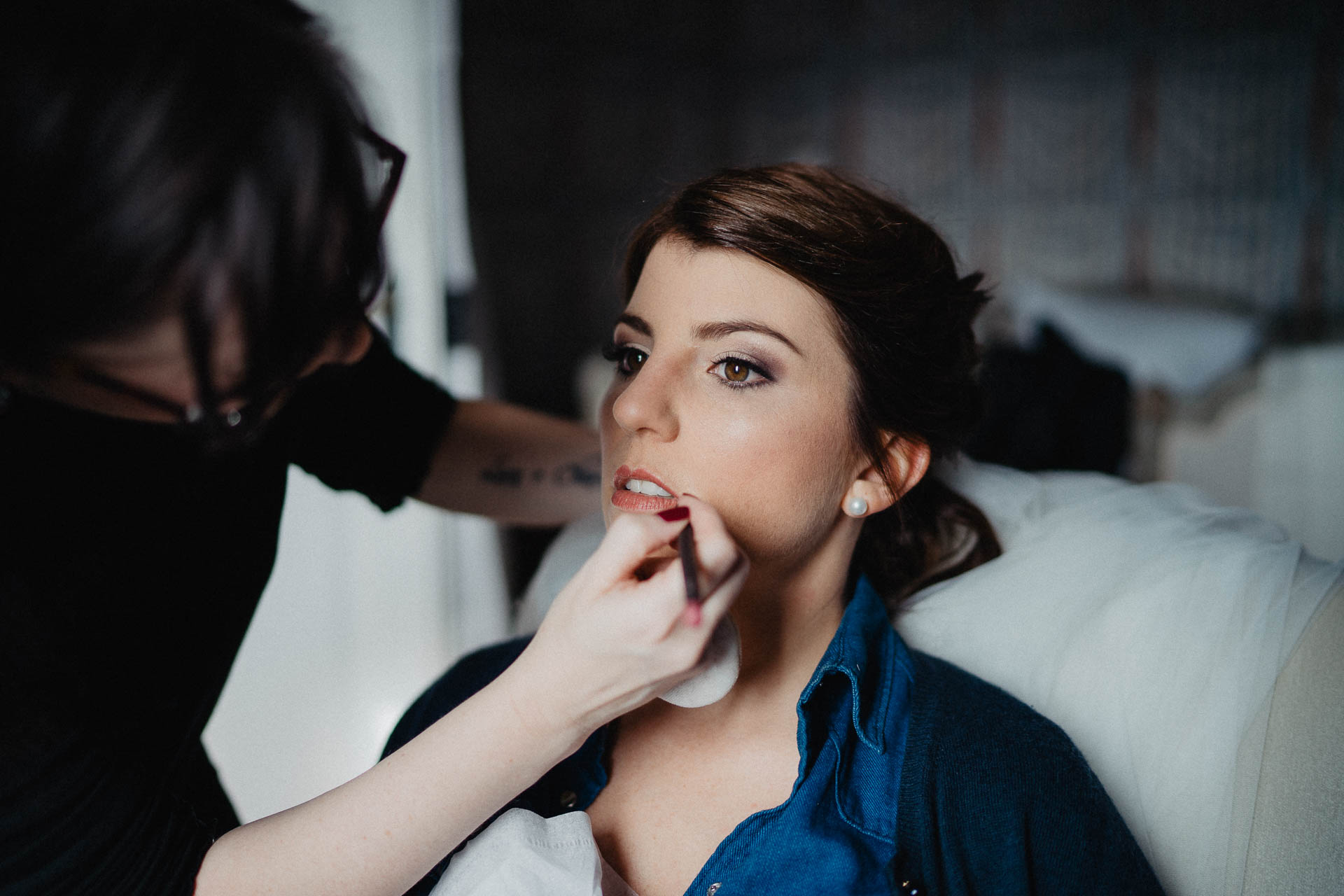 Romantische Schloss-Hochzeit im Schwarzwald auf Schloss Eberstein fotografiert von Lisa & Andi Photography. Braut und Bräutigam beim Getting Ready in der Hochzeitssuite.