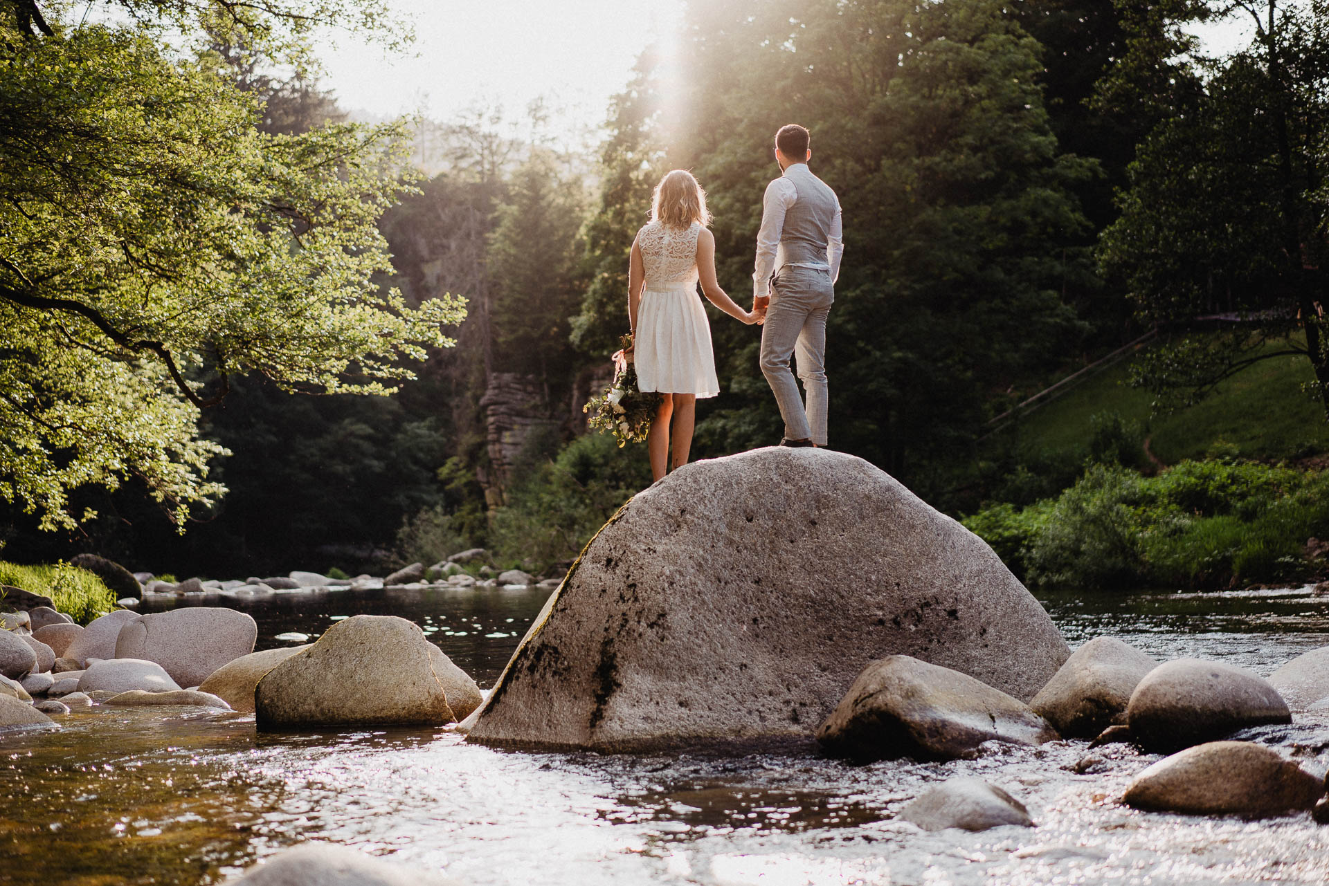 Romantisches Verlobungsshooting für die baldige Hochzeit im schönen Schwarzwald fotografiert von Lisa & Andi Photography.