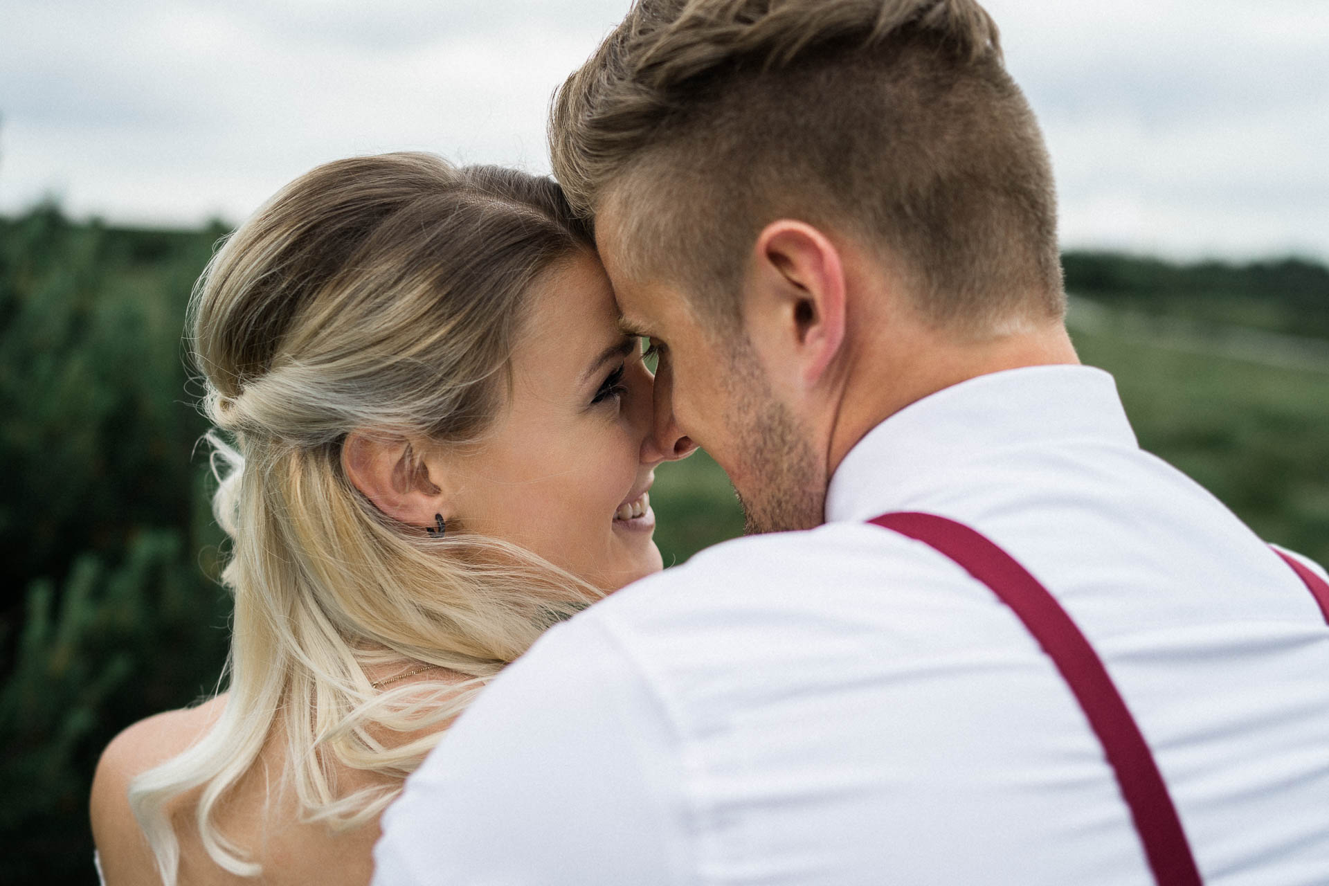 Braut und Bräutigam vor der Hochzeit im schönen Schwarzwald am Mummelsee fotografiert von Lisa & Andi Photography.