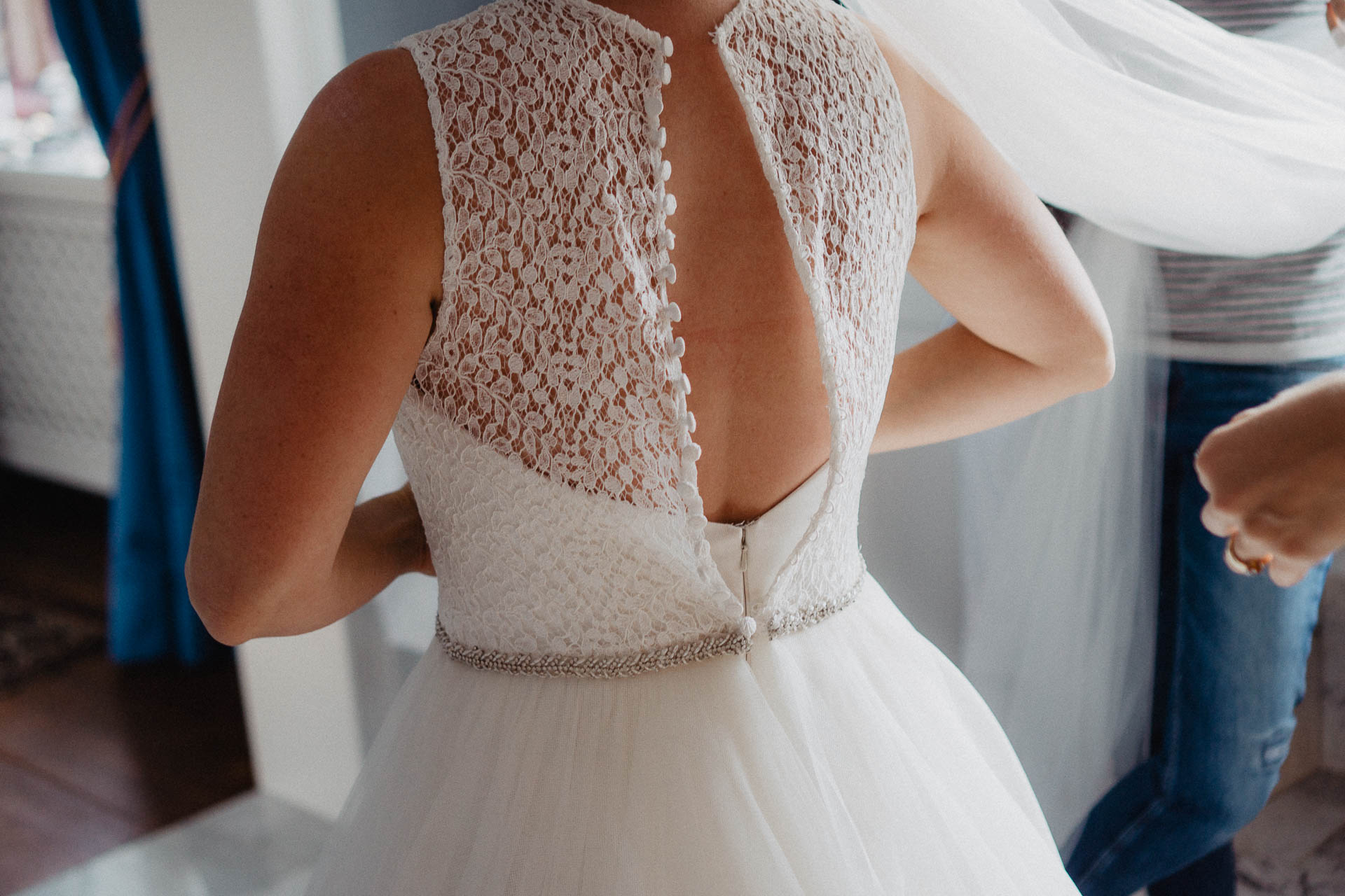 Romantische Schloss-Hochzeit im Schwarzwald auf Schloss Eberstein fotografiert von Lisa & Andi Photography. Braut und Bräutigam beim Getting Ready in der Hochzeitssuite.