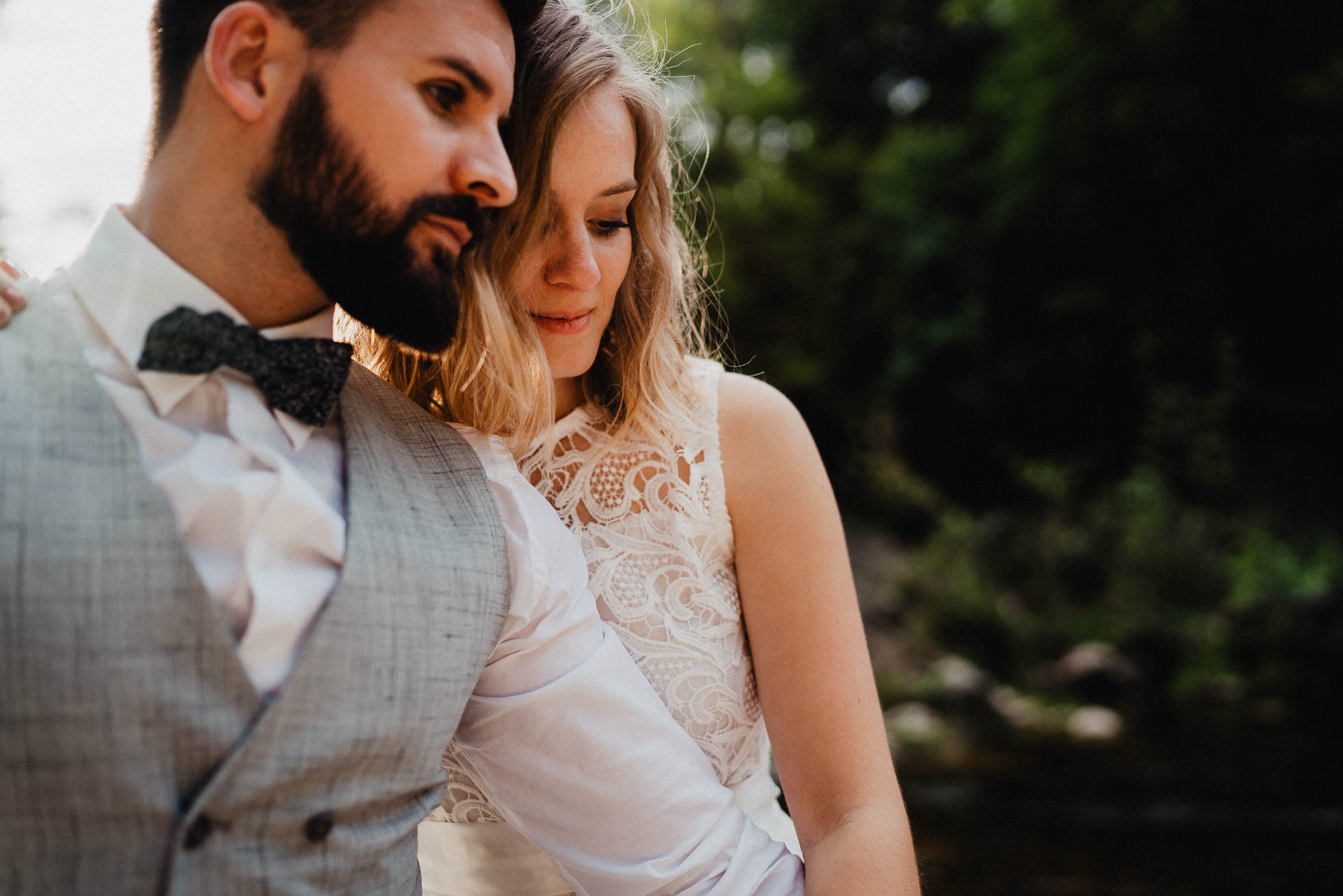 Romantisches Verlobungsshooting für die baldige Hochzeit im schönen Schwarzwald fotografiert von Lisa & Andi Photography.