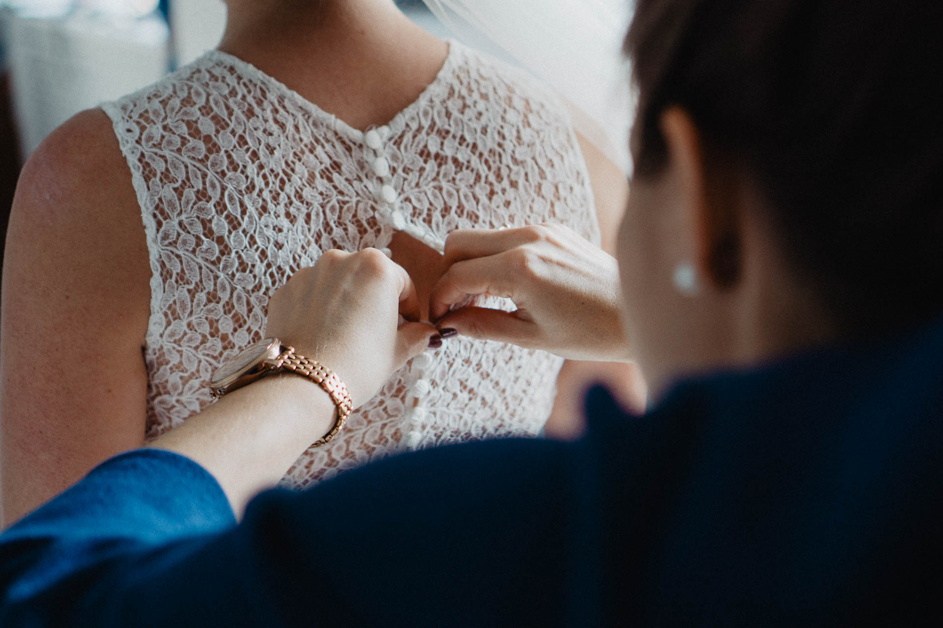 Romantische Schloss-Hochzeit im Schwarzwald auf Schloss Eberstein fotografiert von Lisa & Andi Photography. Braut und Bräutigam beim Getting Ready in der Hochzeitssuite.