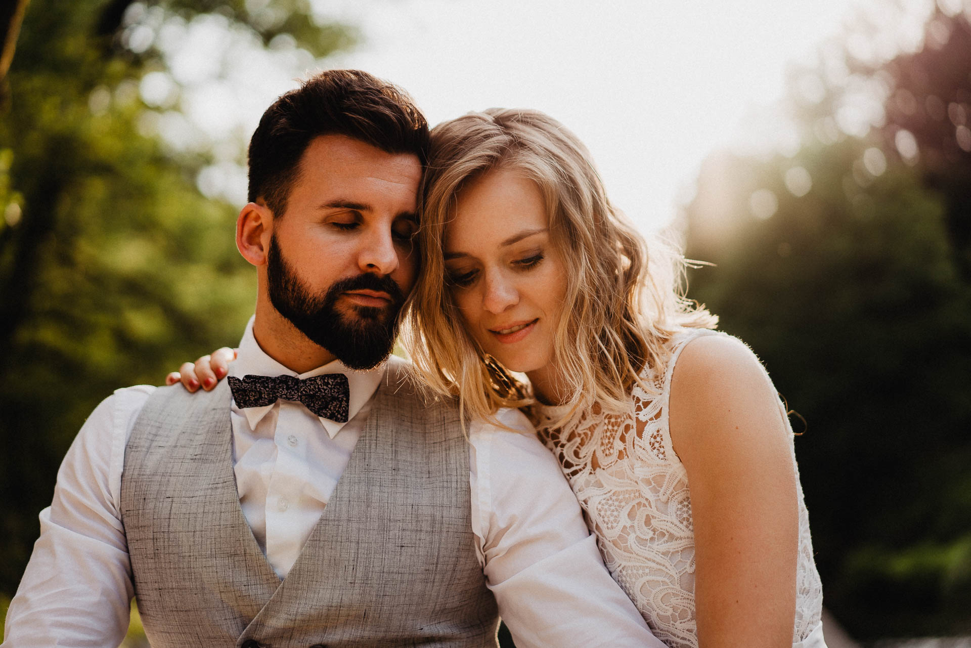 Romantisches Verlobungsshooting für die baldige Hochzeit im schönen Schwarzwald fotografiert von Lisa & Andi Photography.