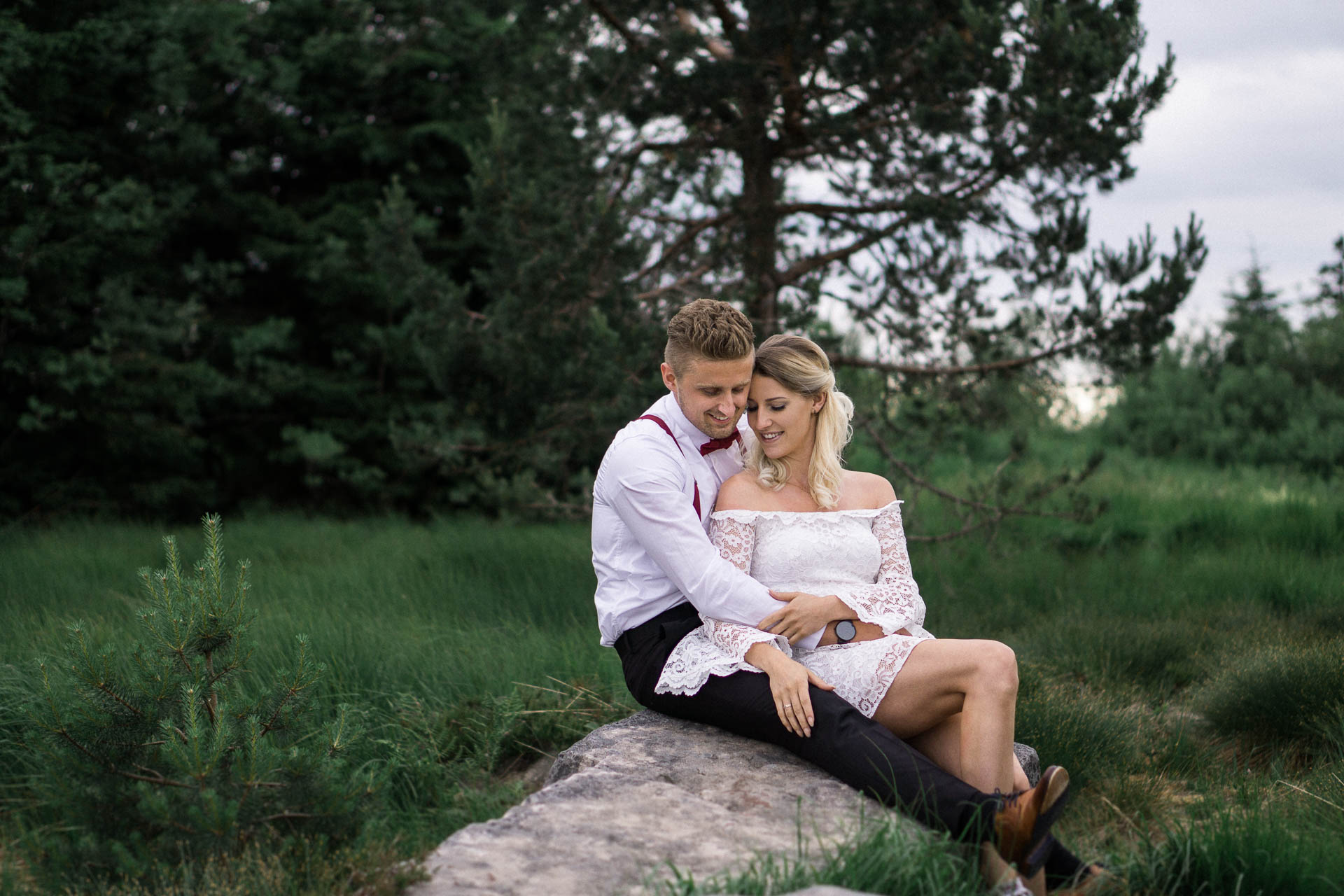 Braut und Bräutigam vor der Hochzeit im schönen Schwarzwald am Mummelsee fotografiert von Lisa & Andi Photography.