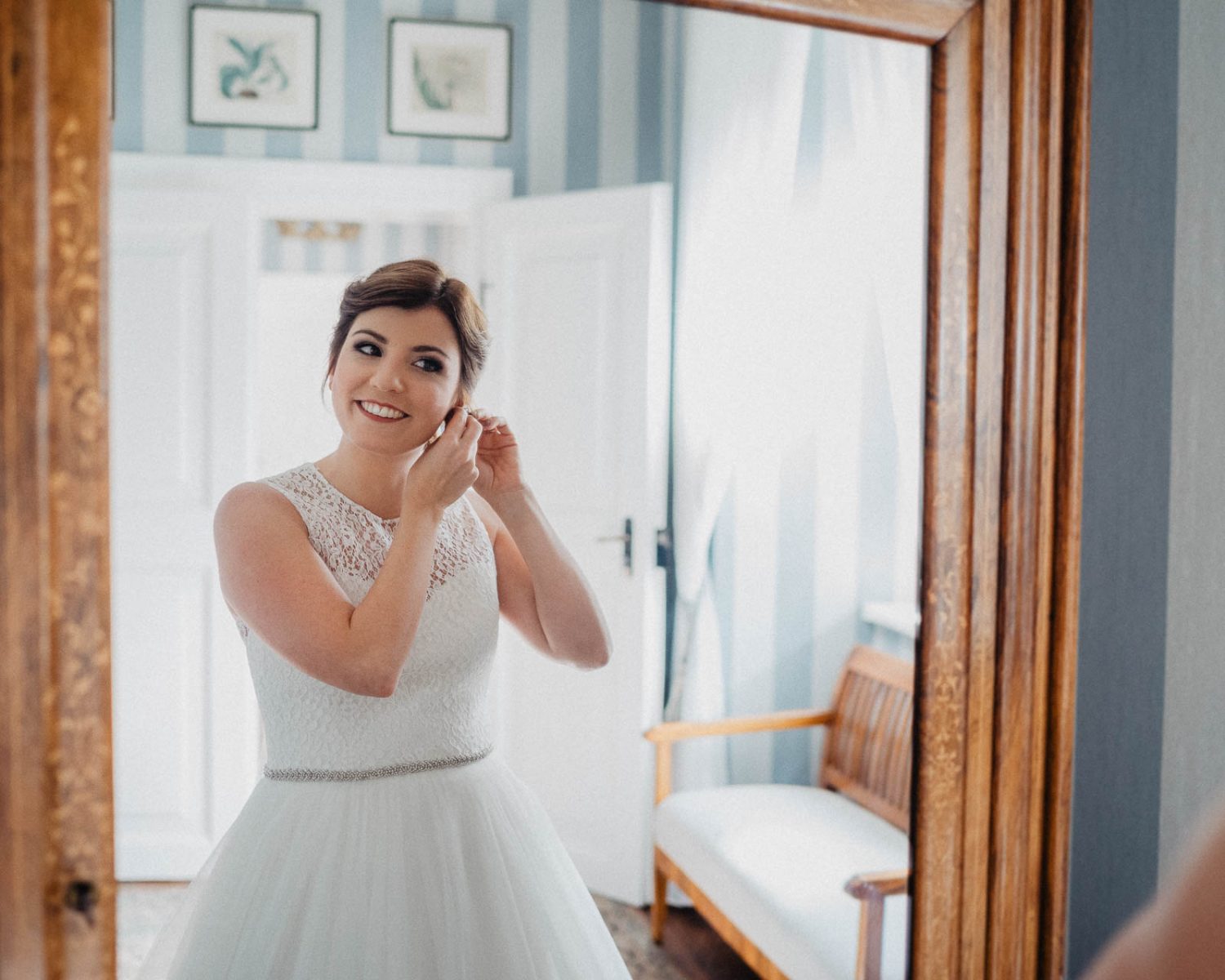 Romantische Schloss-Hochzeit im Schwarzwald auf Schloss Eberstein fotografiert von Lisa & Andi Photography. Braut und Bräutigam beim Getting Ready in der Hochzeitssuite.