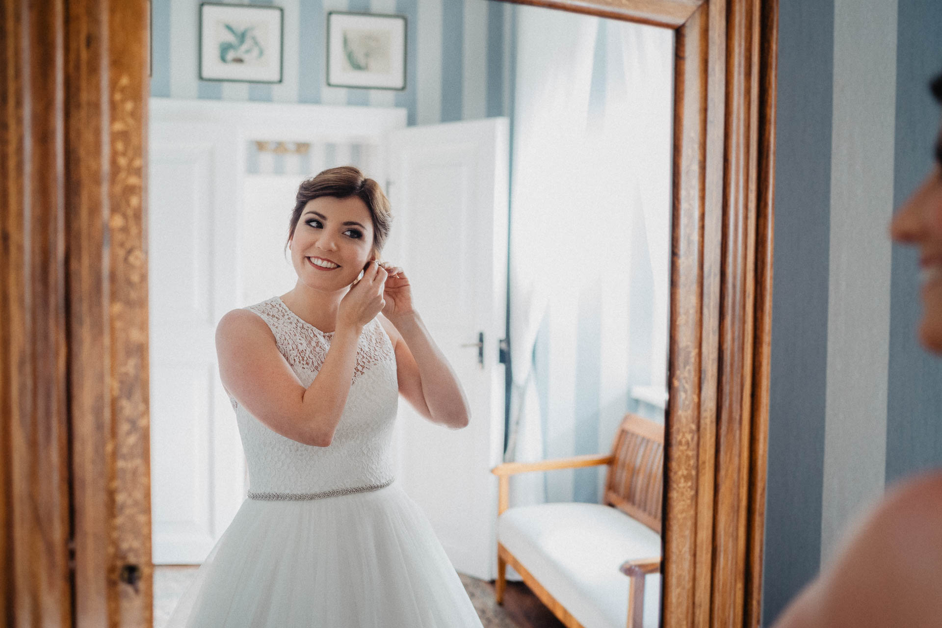 Romantische Schloss-Hochzeit im Schwarzwald auf Schloss Eberstein fotografiert von Lisa & Andi Photography. Braut und Bräutigam beim Getting Ready in der Hochzeitssuite.
