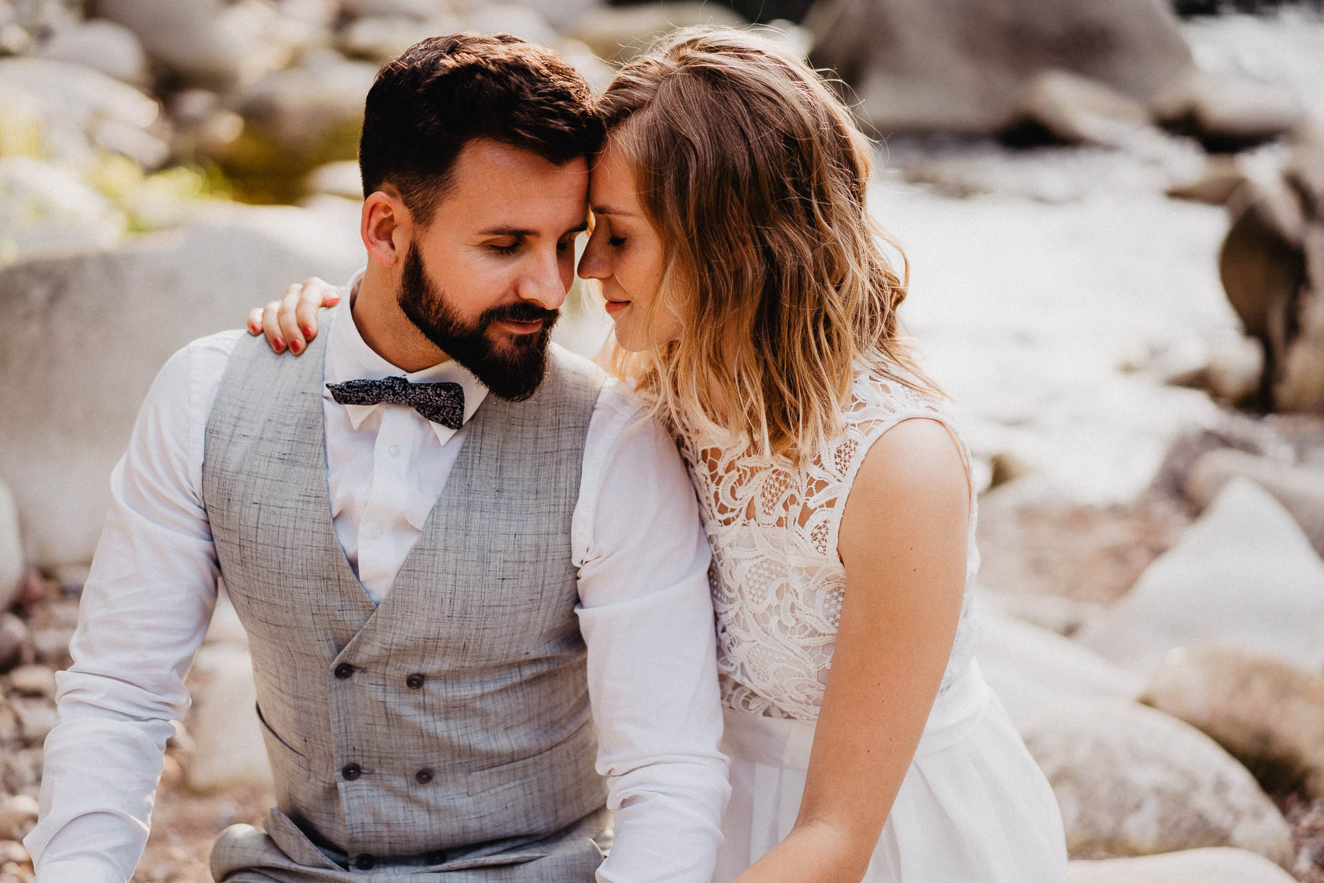 Romantisches Verlobungsshooting für die baldige Hochzeit im schönen Schwarzwald fotografiert von Lisa & Andi Photography.