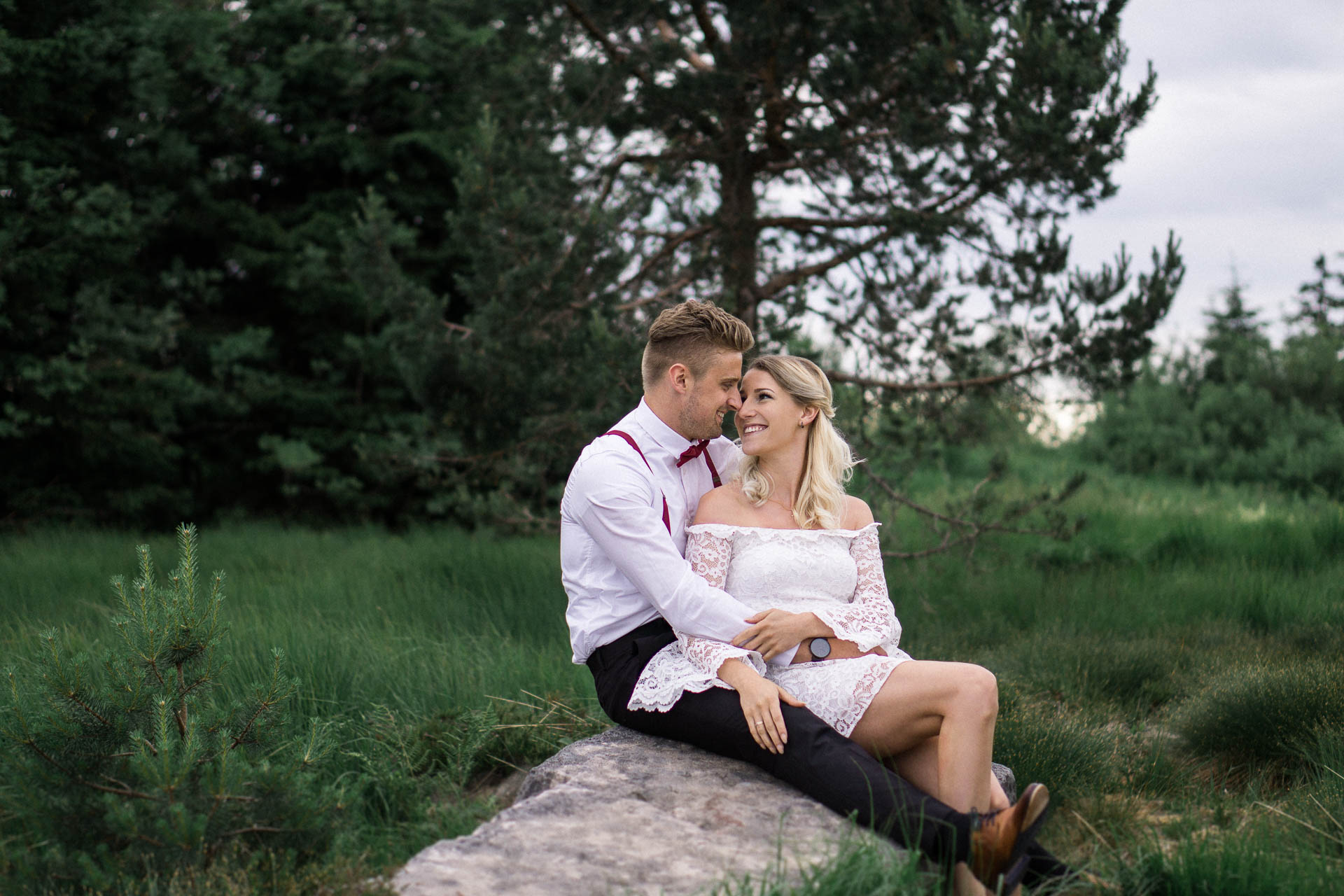 Braut und Bräutigam vor der Hochzeit im schönen Schwarzwald am Mummelsee fotografiert von Lisa & Andi Photography.