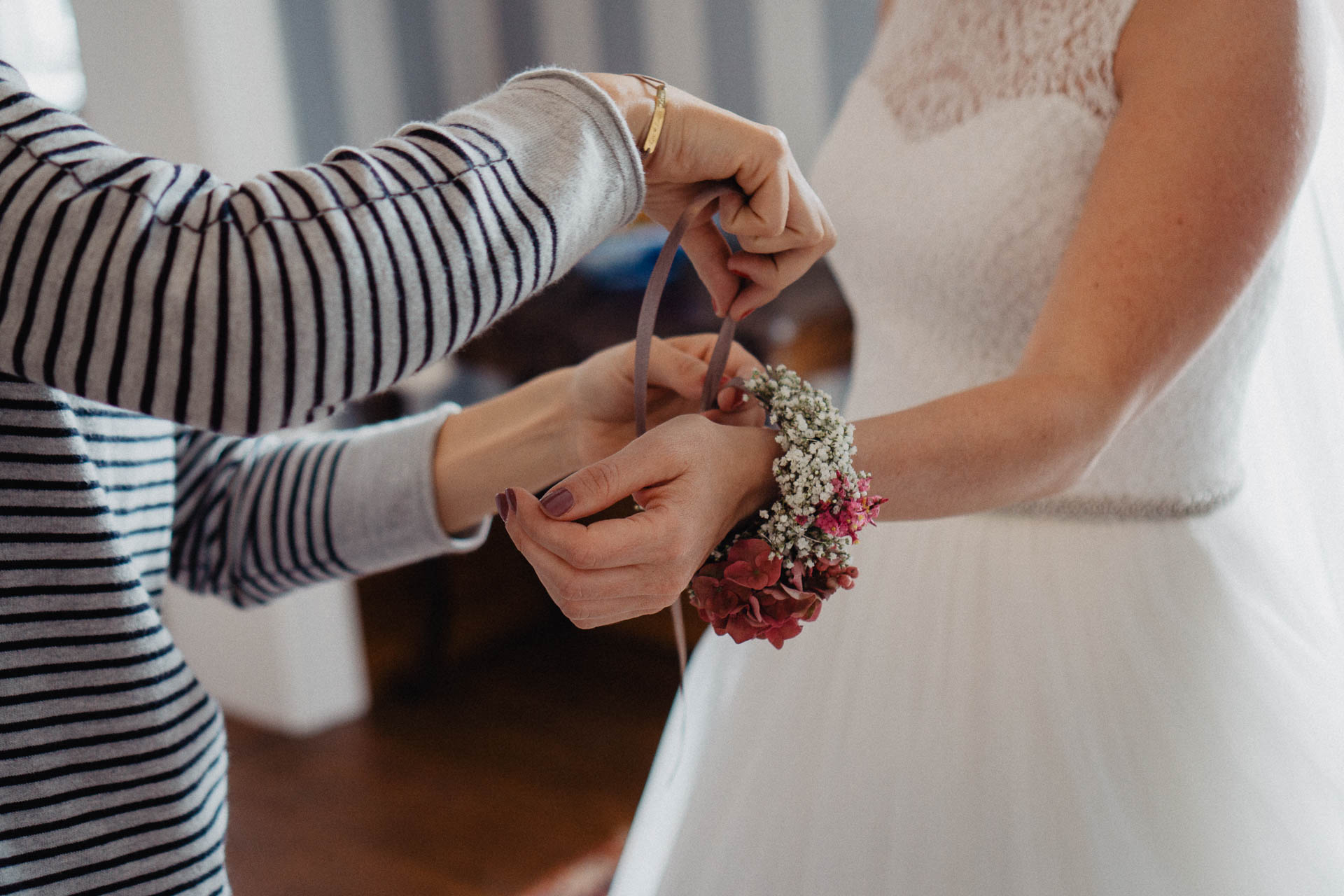 Romantische Schloss-Hochzeit im Schwarzwald auf Schloss Eberstein fotografiert von Lisa & Andi Photography. Braut und Bräutigam beim Getting Ready in der Hochzeitssuite.