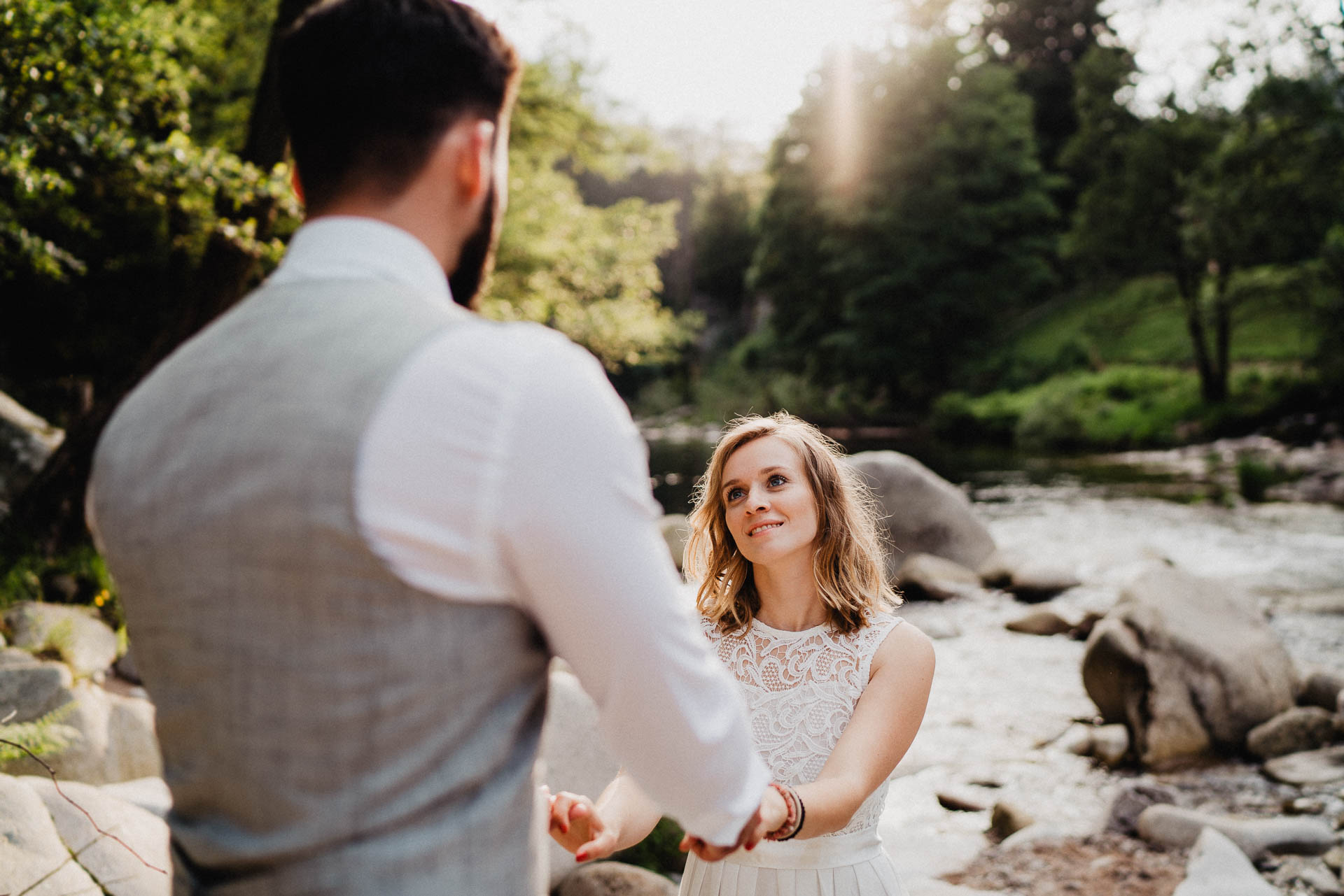 Romantisches Verlobungsshooting für die baldige Hochzeit im schönen Schwarzwald fotografiert von Lisa & Andi Photography.