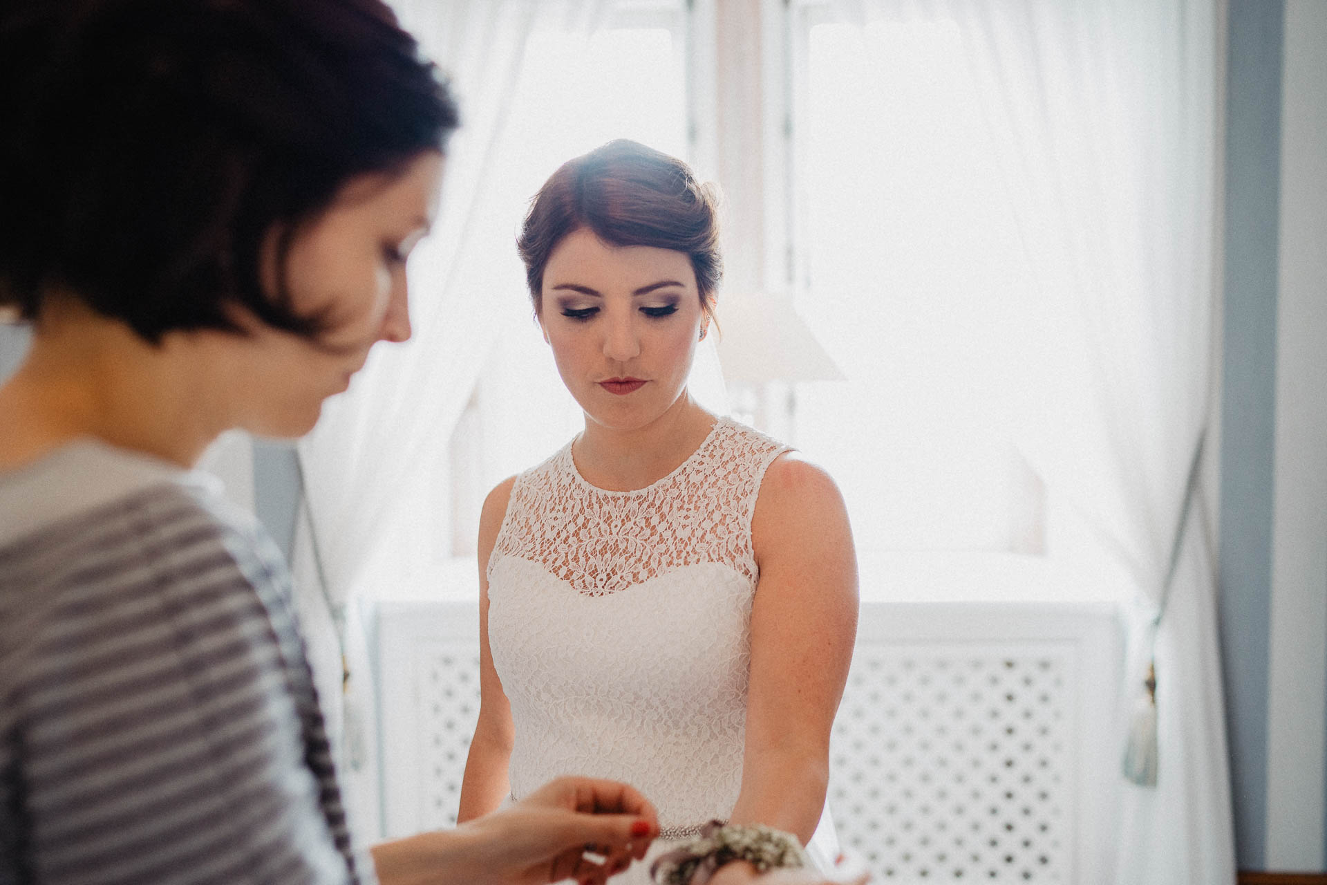 Romantische Schloss-Hochzeit im Schwarzwald auf Schloss Eberstein fotografiert von Lisa & Andi Photography. Braut und Bräutigam beim Getting Ready in der Hochzeitssuite.