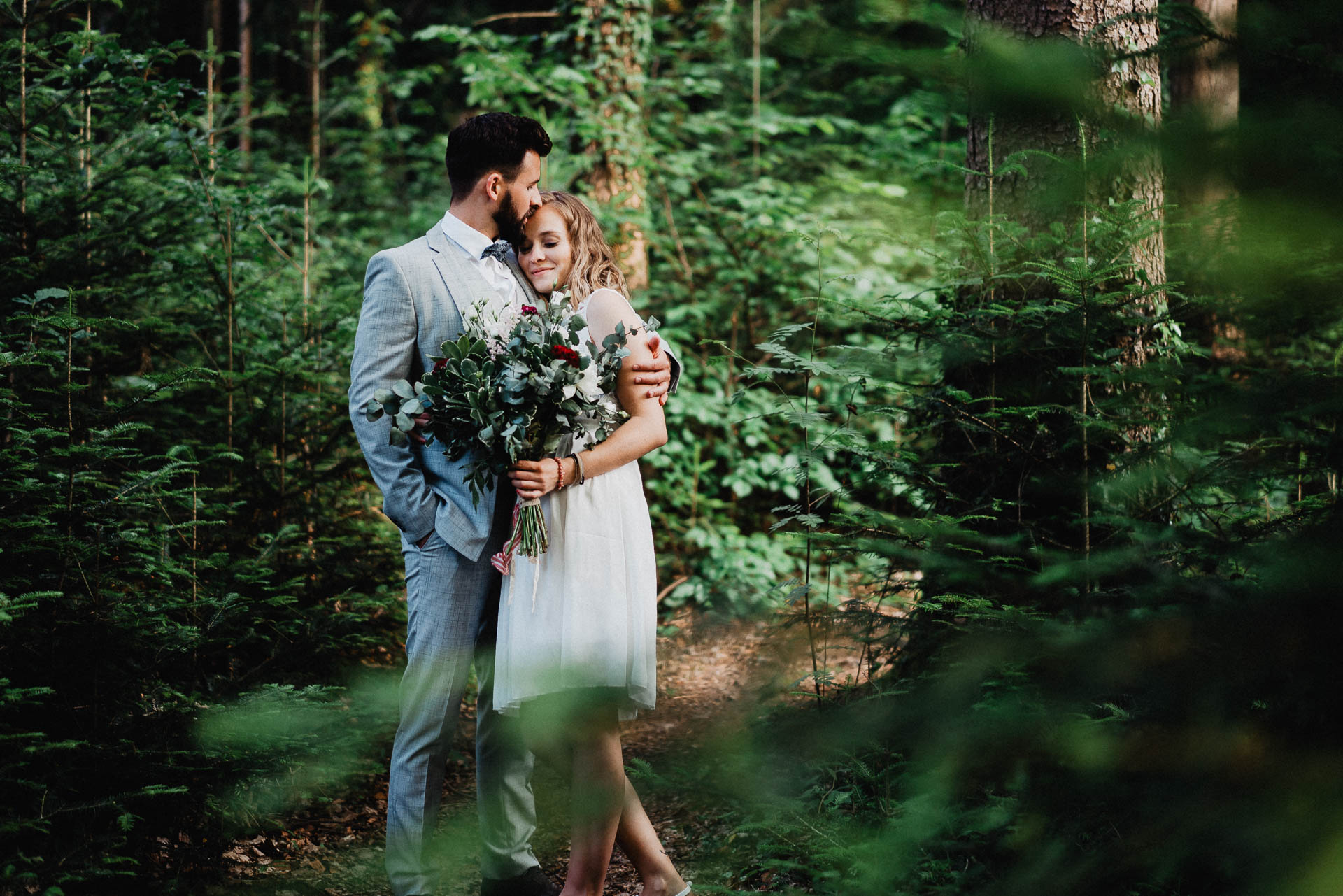 Romantisches Verlobungsshooting für die baldige Hochzeit im schönen Schwarzwald fotografiert von Lisa & Andi Photography.