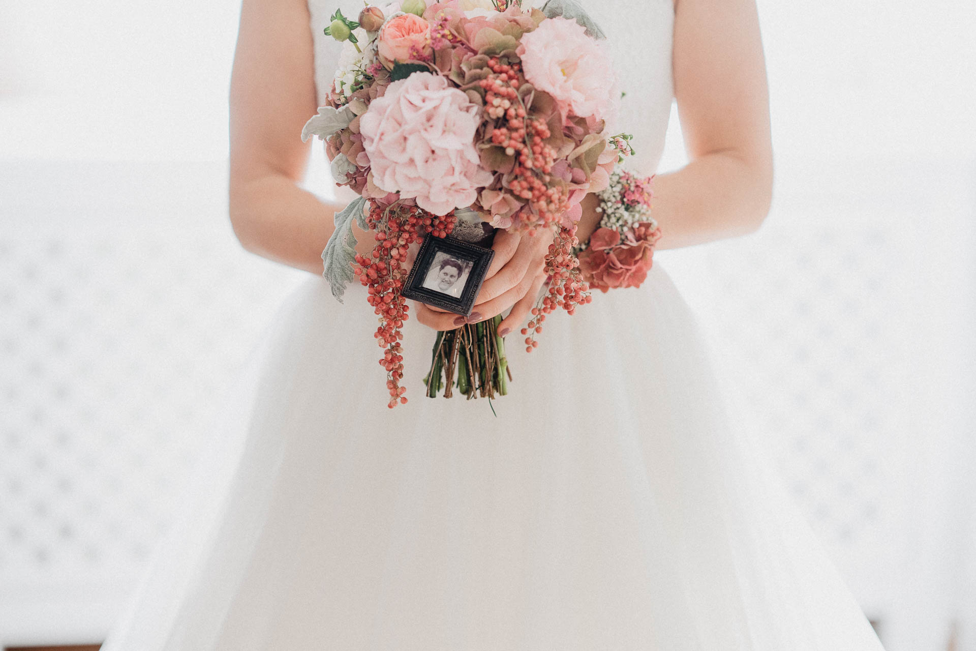 Romantische Schloss-Hochzeit im Schwarzwald auf Schloss Eberstein fotografiert von Lisa & Andi Photography. Braut und Bräutigam beim Getting Ready in der Hochzeitssuite.