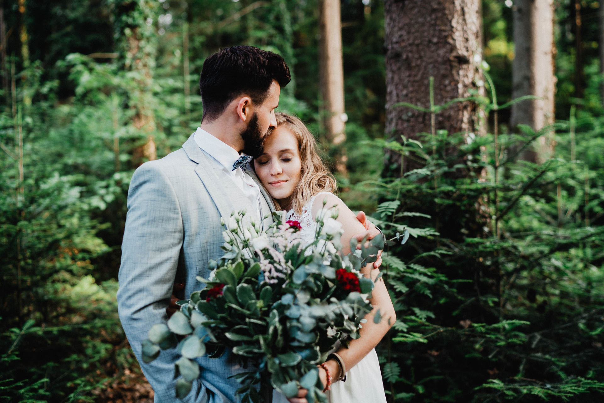 Romantisches Verlobungsshooting für die baldige Hochzeit im schönen Schwarzwald fotografiert von Lisa & Andi Photography.