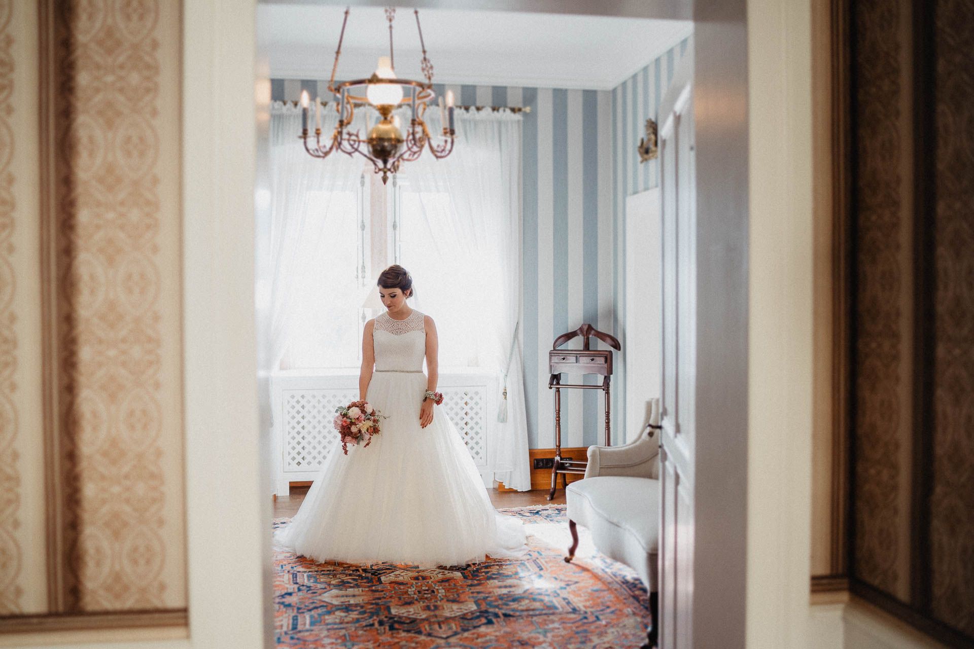 Romantische Schloss-Hochzeit im Schwarzwald auf Schloss Eberstein fotografiert von Lisa & Andi Photography. Braut und Bräutigam beim Getting Ready in der Hochzeitssuite.