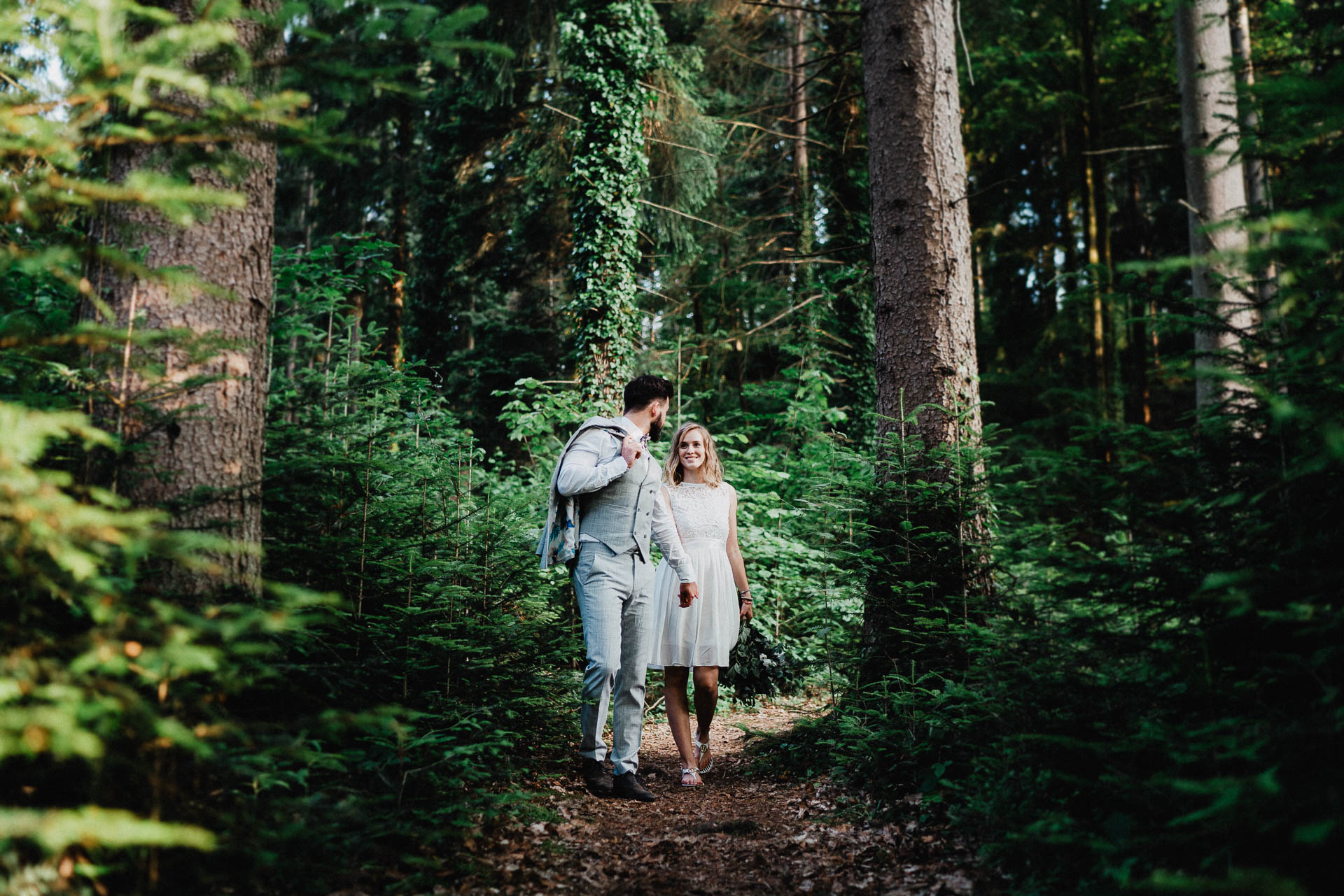 Romantisches Verlobungsshooting für die baldige Hochzeit im schönen Schwarzwald fotografiert von Lisa & Andi Photography.