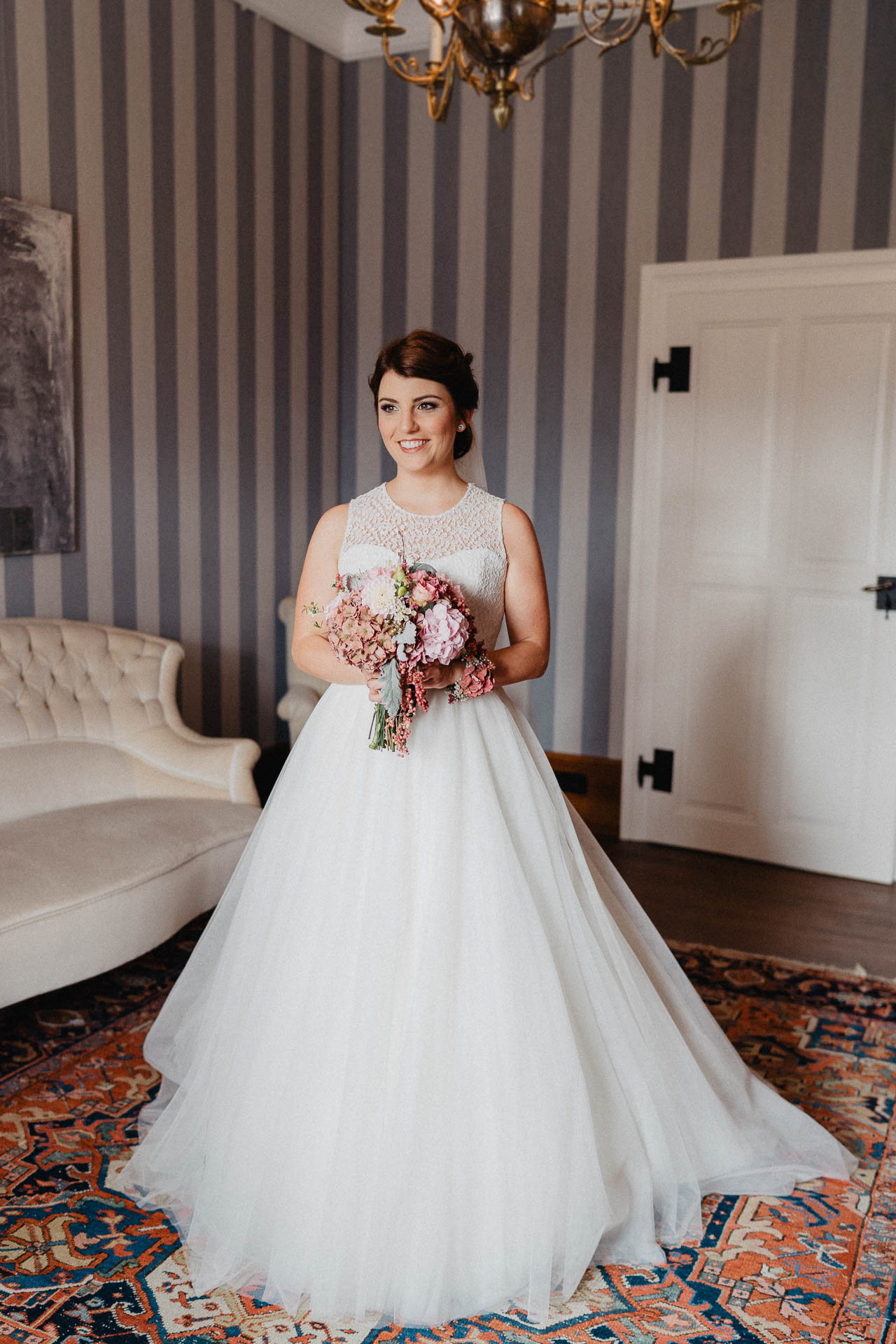 Romantische Schloss-Hochzeit im Schwarzwald auf Schloss Eberstein fotografiert von Lisa & Andi Photography. Braut und Bräutigam beim Getting Ready in der Hochzeitssuite.