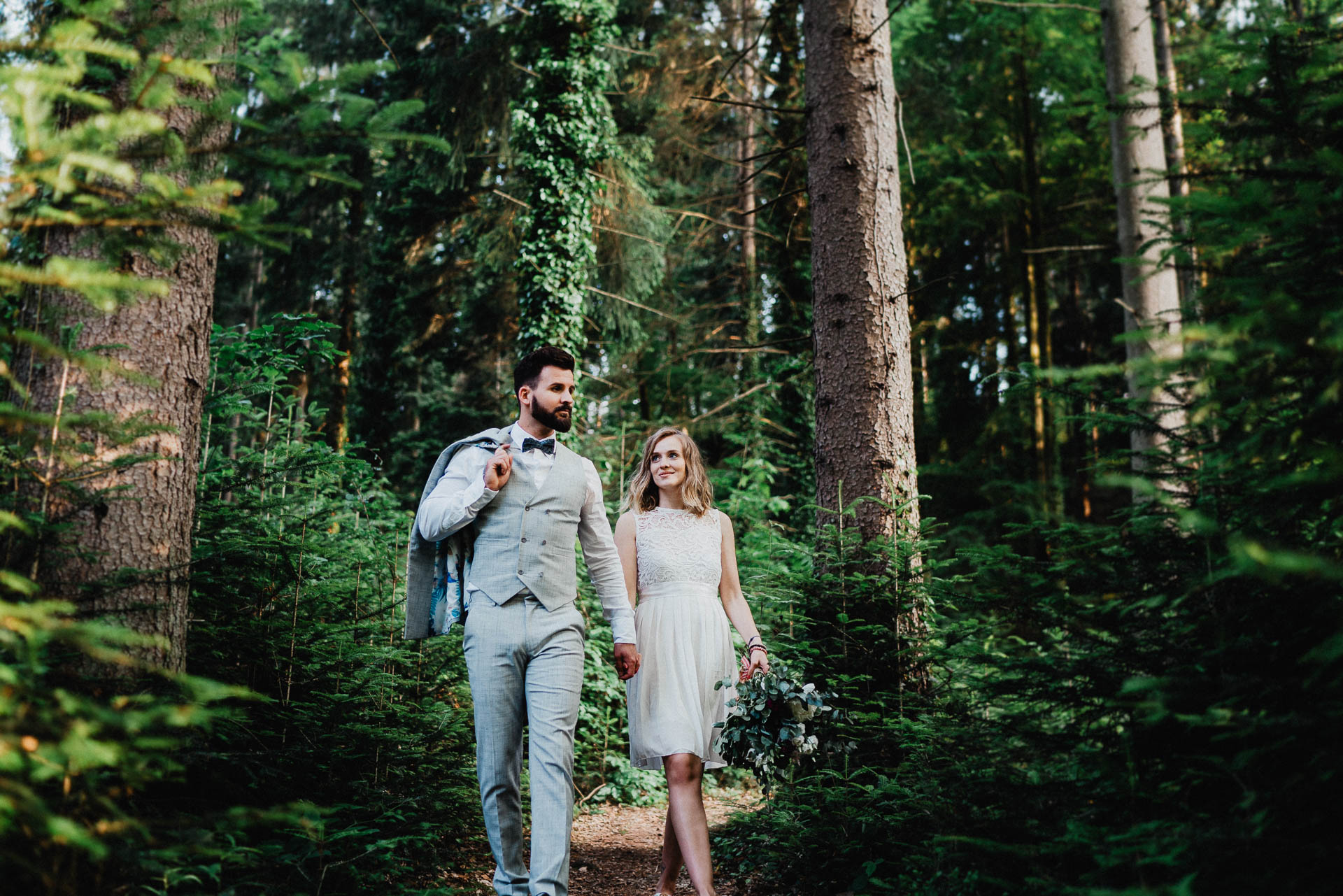 Romantisches Verlobungsshooting für die baldige Hochzeit im schönen Schwarzwald fotografiert von Lisa & Andi Photography.