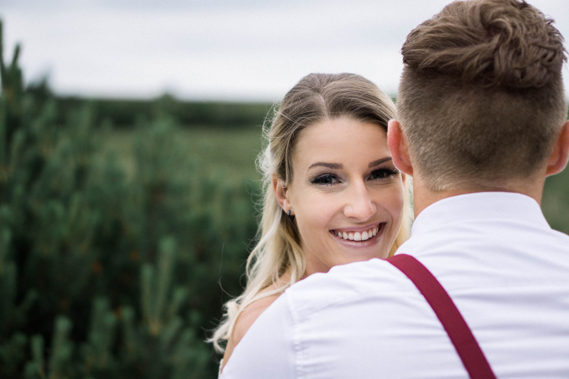 Braut und Bräutigam vor der Hochzeit im schönen Schwarzwald am Mummelsee fotografiert von Lisa & Andi Photography.