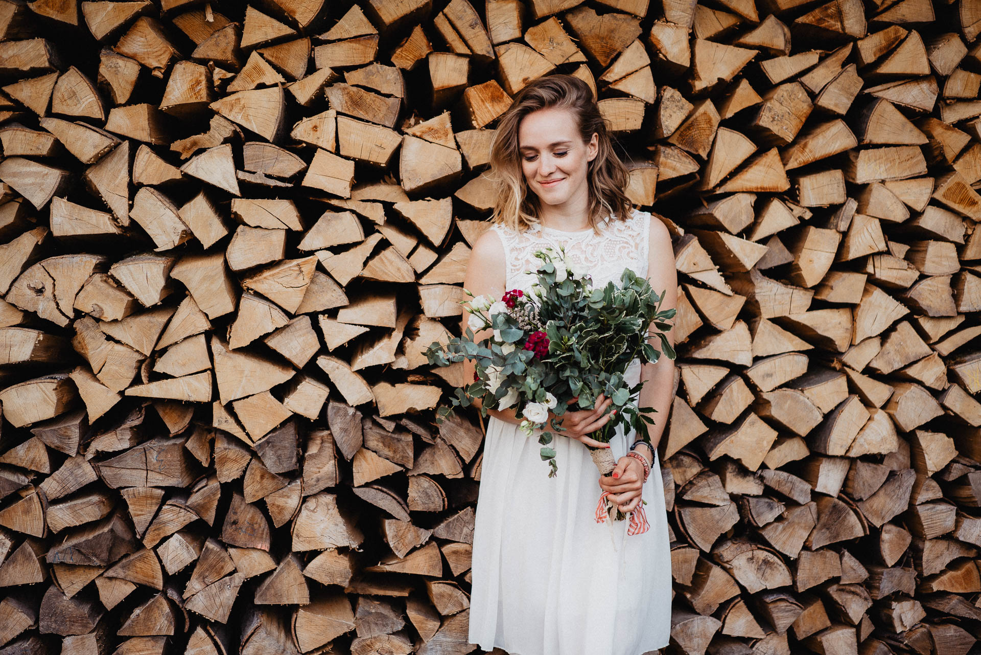 Romantisches Verlobungsshooting für die baldige Hochzeit im schönen Schwarzwald fotografiert von Lisa & Andi Photography.