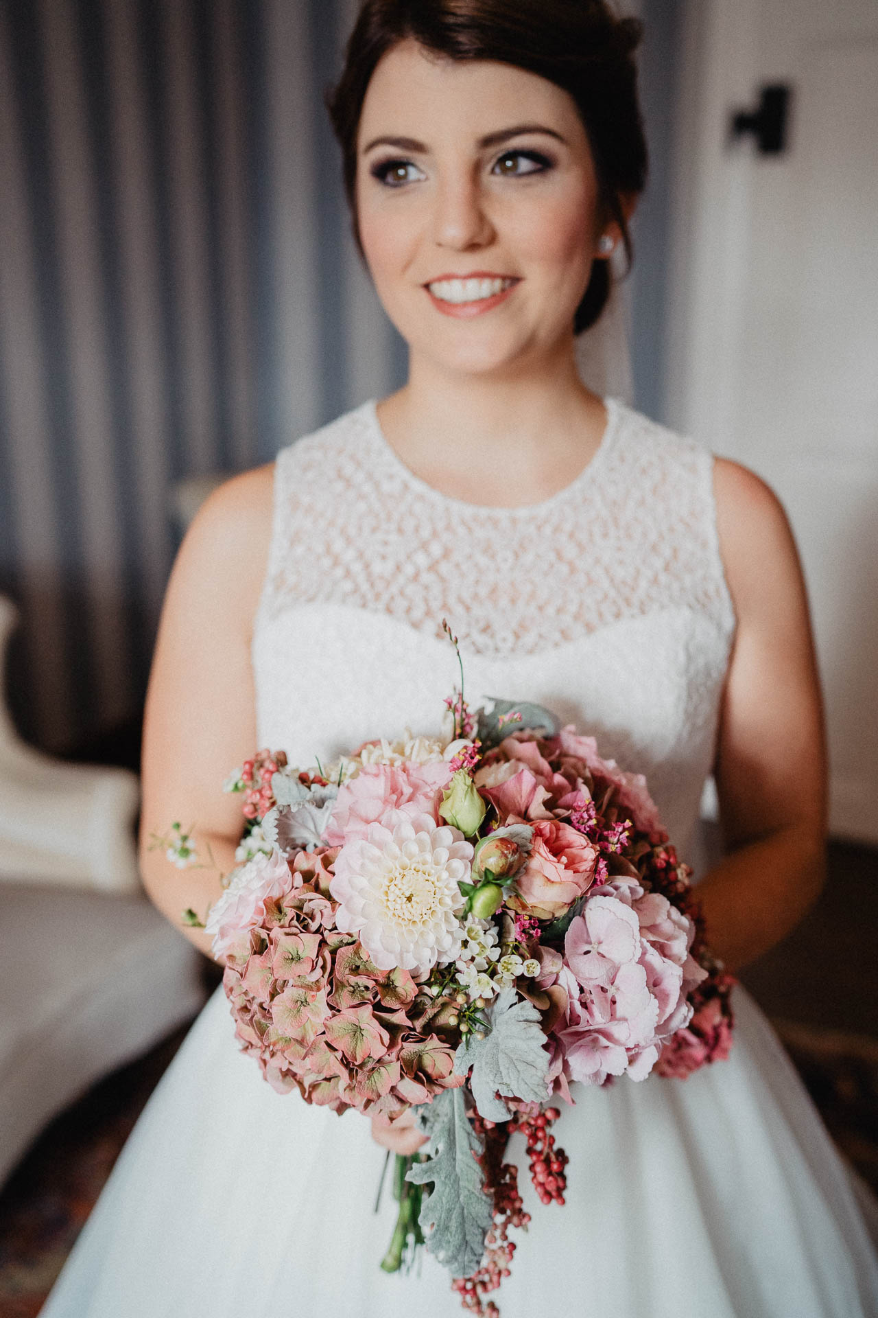 Romantische Schloss-Hochzeit im Schwarzwald auf Schloss Eberstein fotografiert von Lisa & Andi Photography. Braut und Bräutigam beim Getting Ready in der Hochzeitssuite.