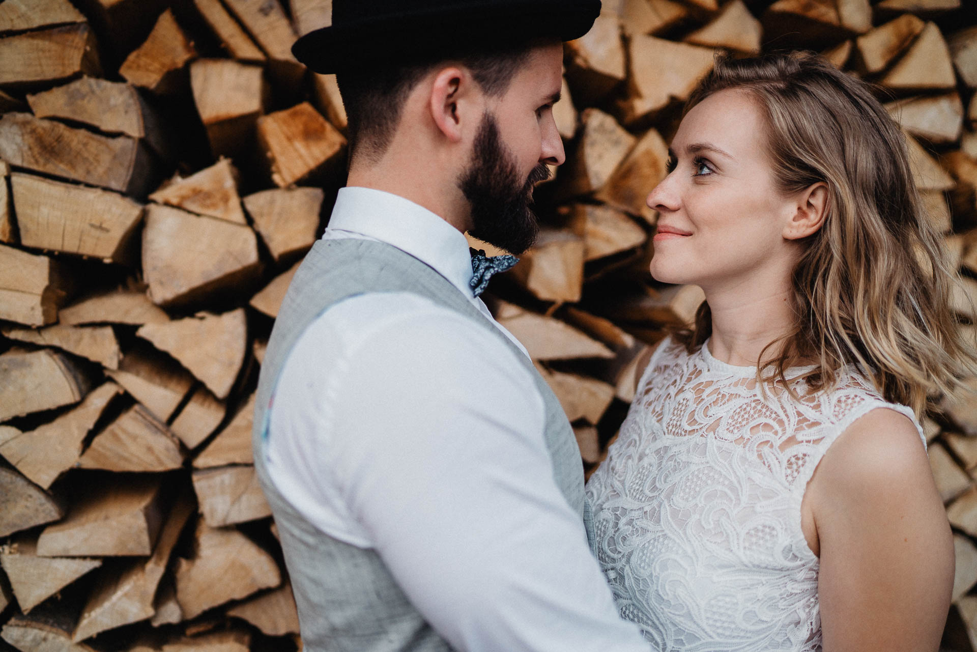 Romantisches Verlobungsshooting für die baldige Hochzeit im schönen Schwarzwald fotografiert von Lisa & Andi Photography.