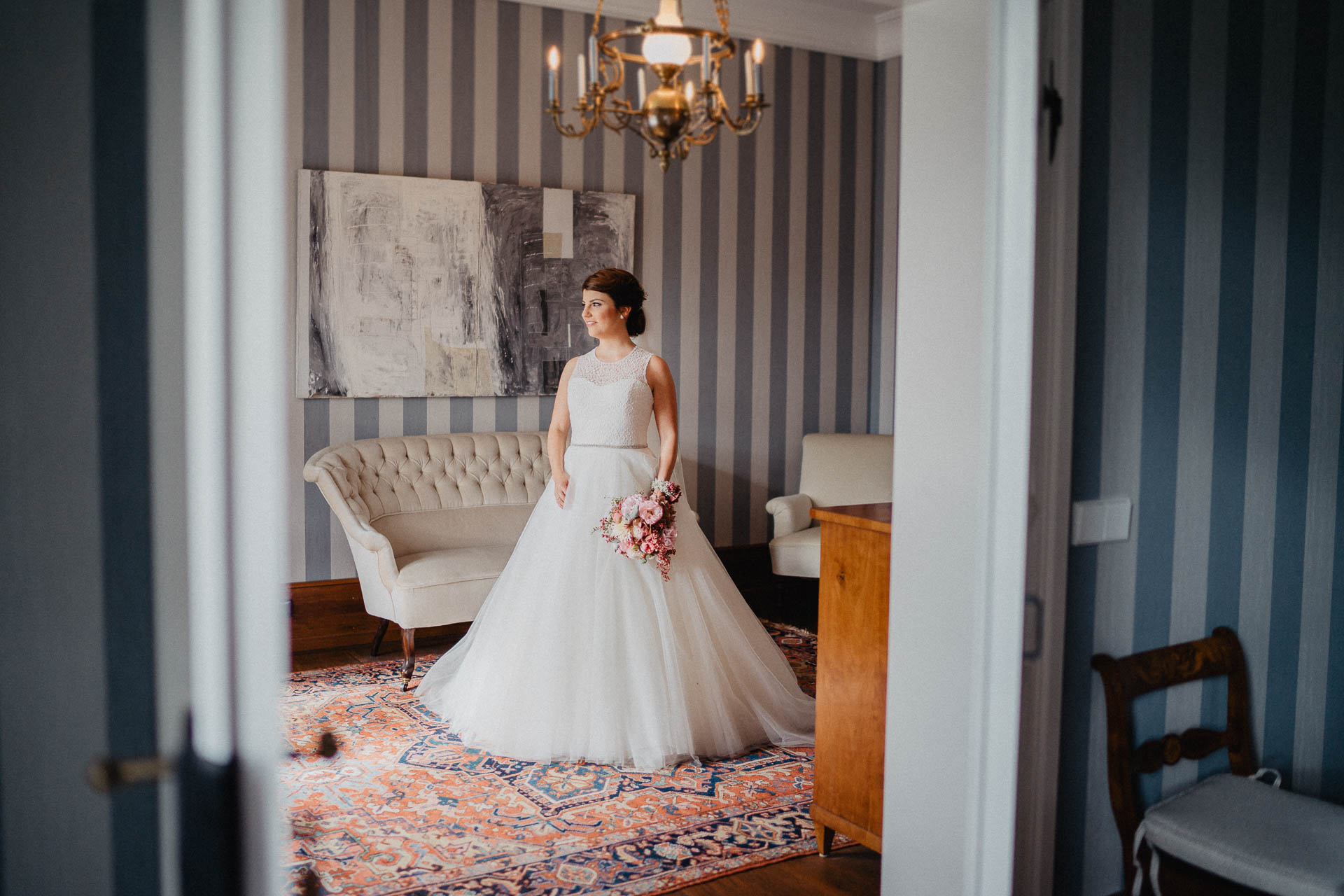Romantische Schloss-Hochzeit im Schwarzwald auf Schloss Eberstein fotografiert von Lisa & Andi Photography. Braut und Bräutigam beim Getting Ready in der Hochzeitssuite.