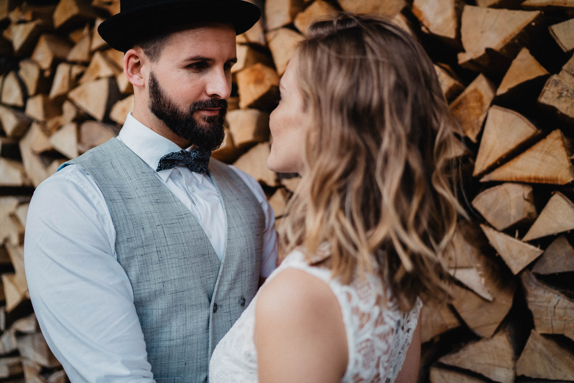 Romantisches Verlobungsshooting für die baldige Hochzeit im schönen Schwarzwald fotografiert von Lisa & Andi Photography.