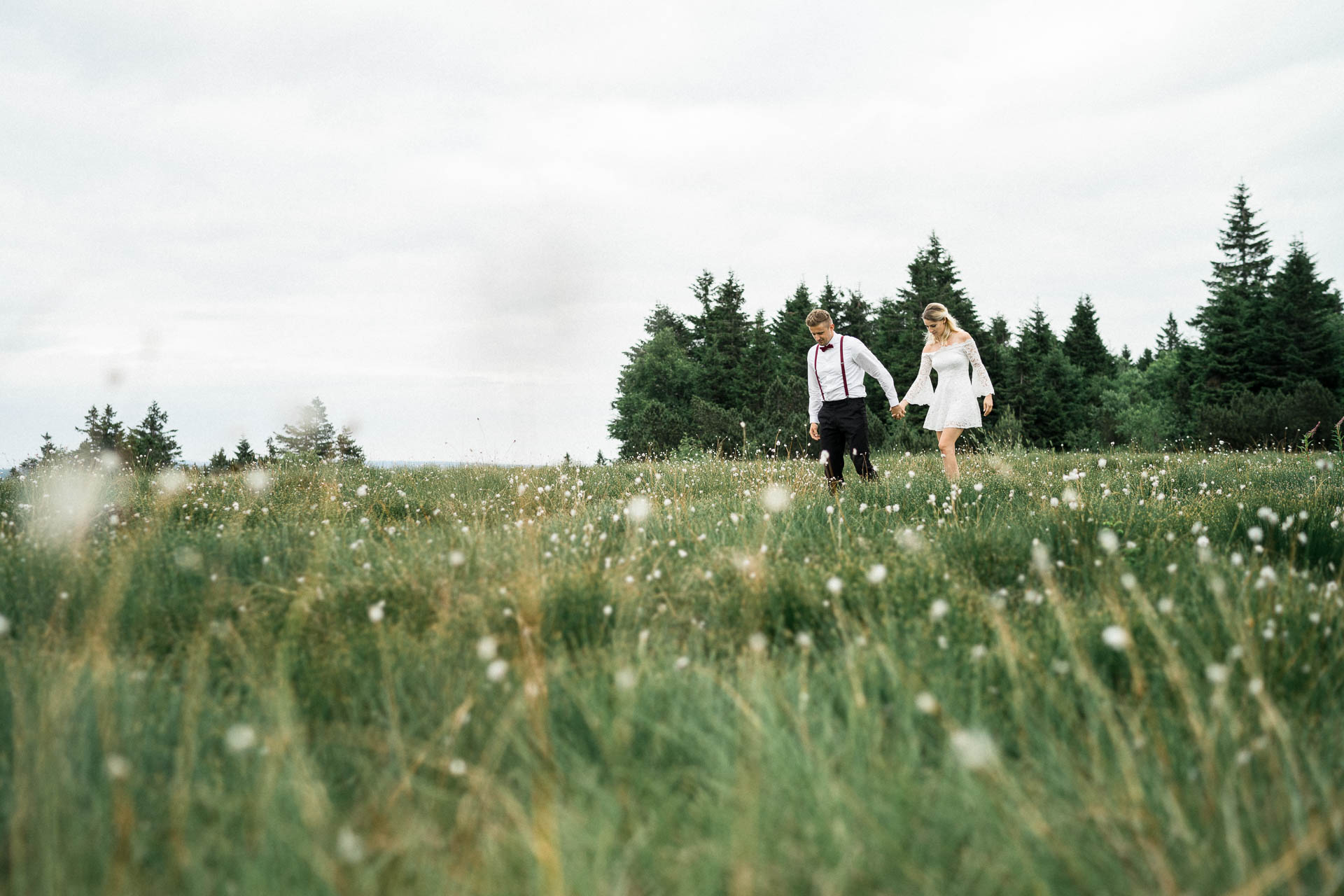 Braut und Bräutigam vor der Hochzeit im schönen Schwarzwald am Mummelsee fotografiert von Lisa & Andi Photography.