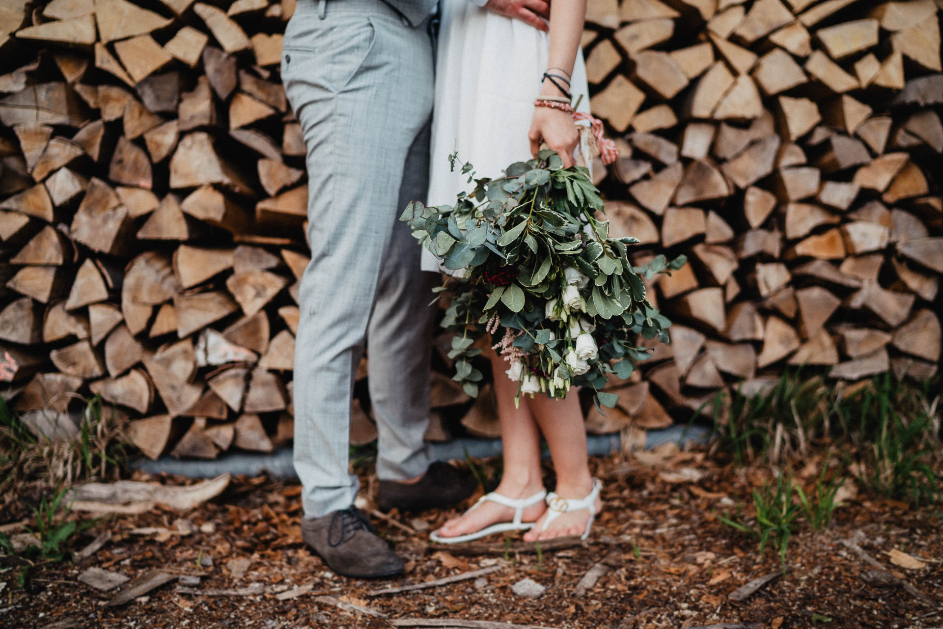 Romantisches Verlobungsshooting für die baldige Hochzeit im schönen Schwarzwald fotografiert von Lisa & Andi Photography.