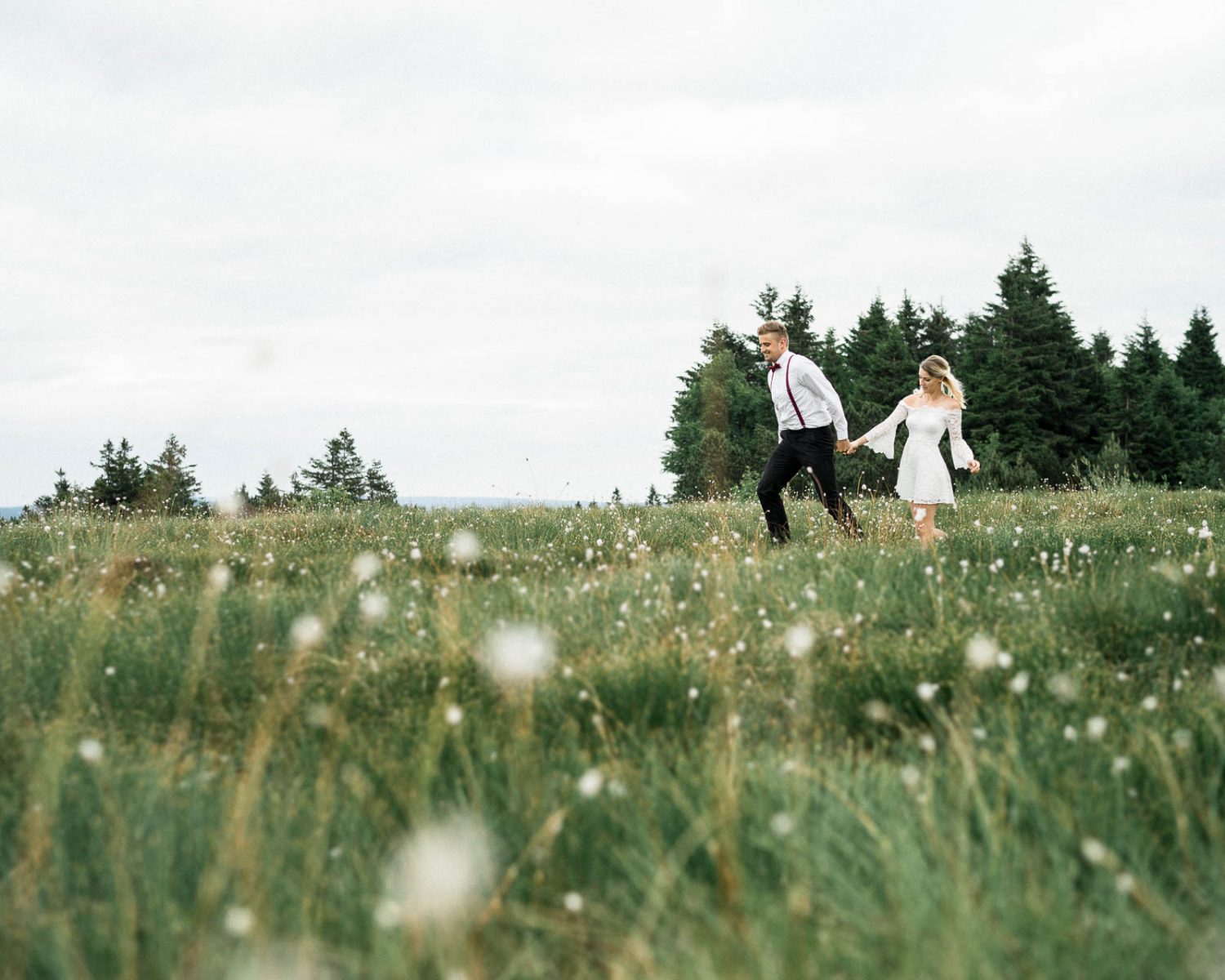 Braut und Bräutigam vor der Hochzeit im schönen Schwarzwald am Mummelsee fotografiert von Lisa & Andi Photography.