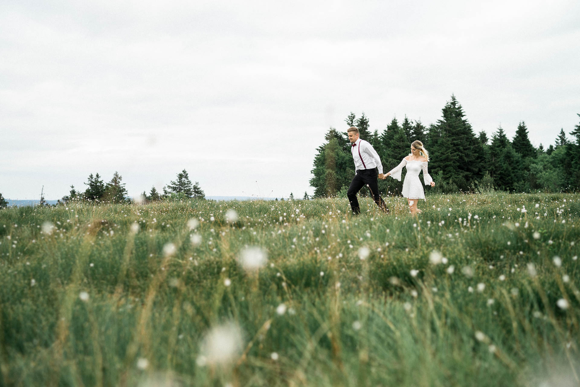 Braut und Bräutigam vor der Hochzeit im schönen Schwarzwald am Mummelsee fotografiert von Lisa & Andi Photography.