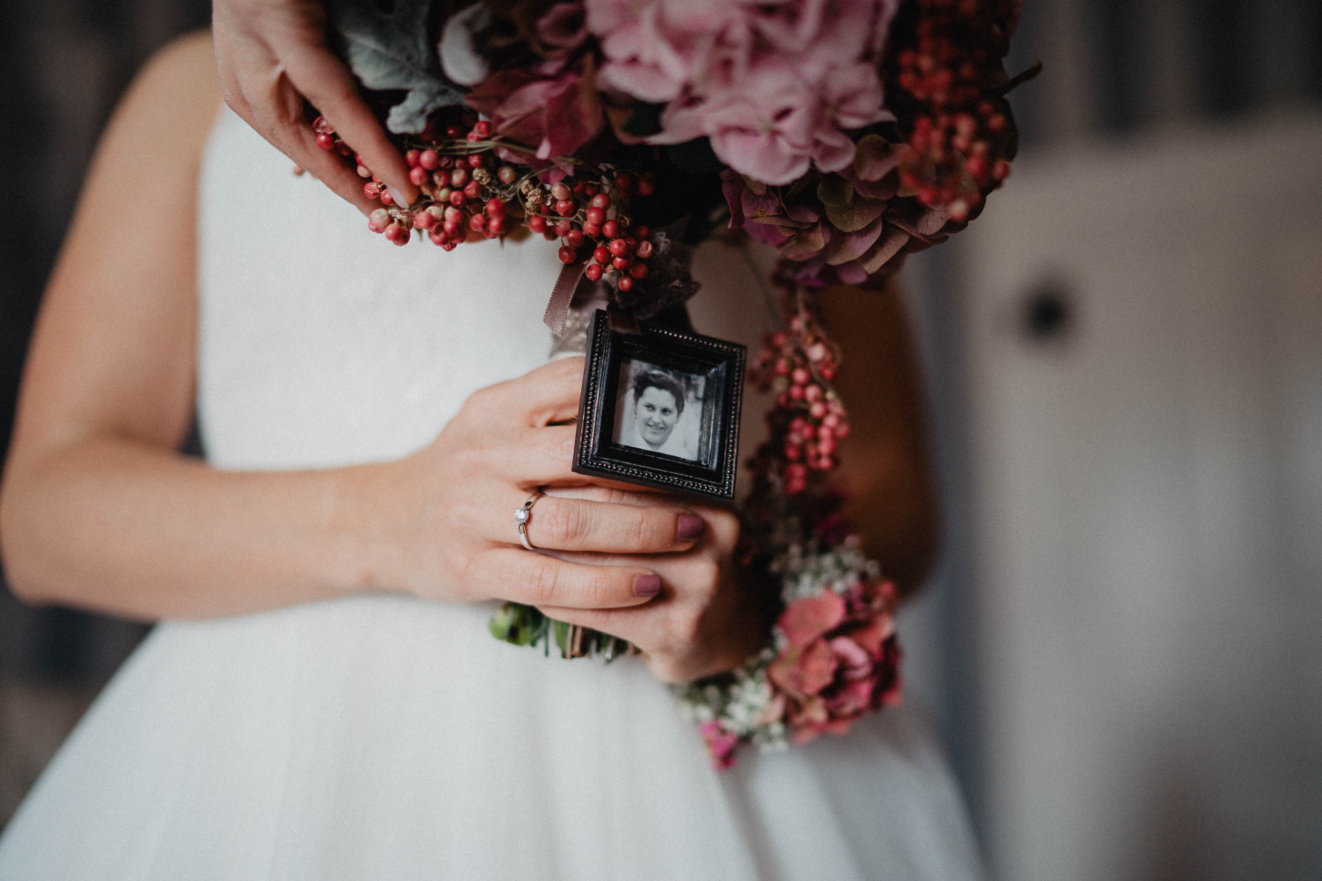 Romantische Schloss-Hochzeit im Schwarzwald auf Schloss Eberstein fotografiert von Lisa & Andi Photography. Braut und Bräutigam beim Getting Ready in der Hochzeitssuite.