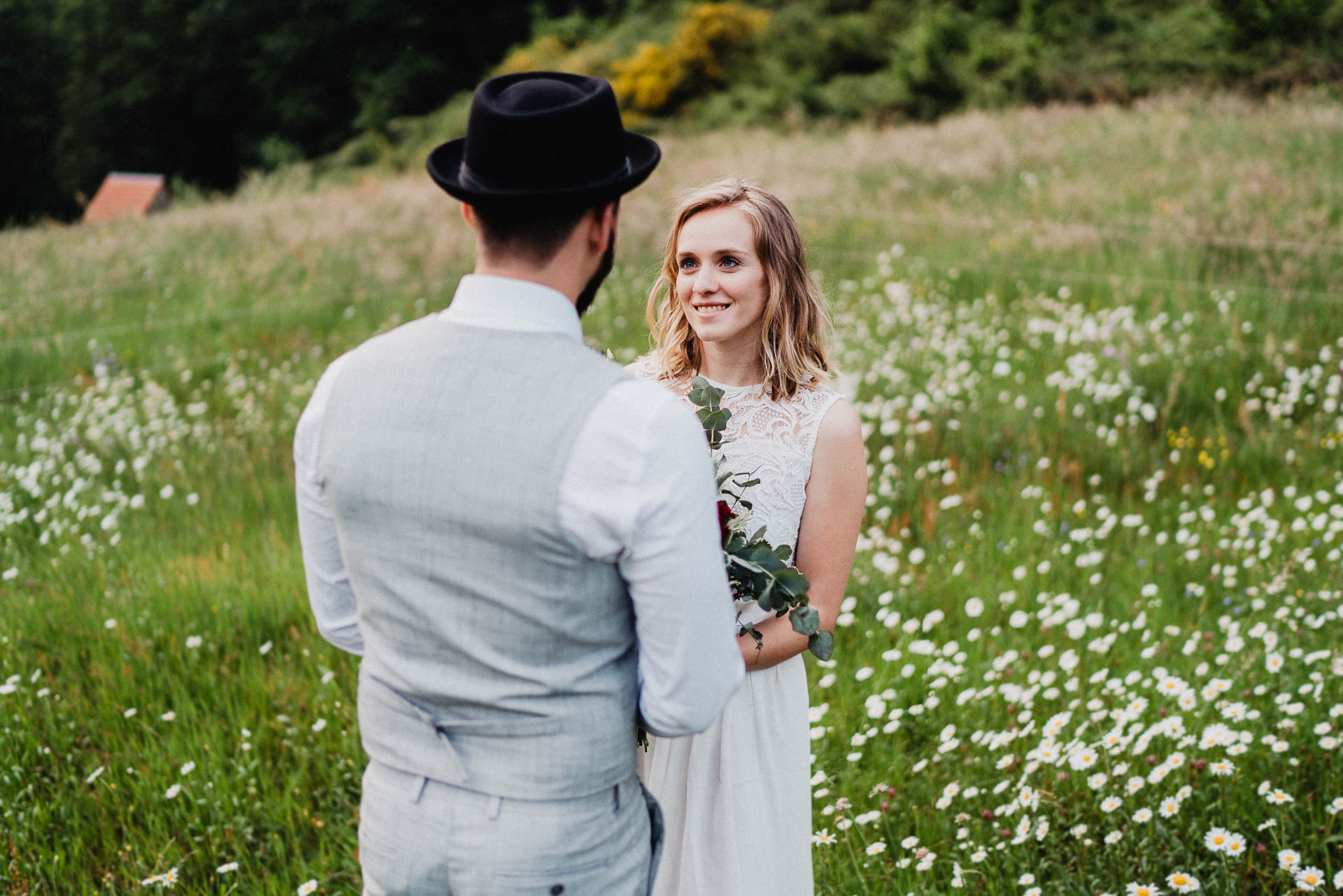 Romantisches Verlobungsshooting für die baldige Hochzeit im schönen Schwarzwald fotografiert von Lisa & Andi Photography.
