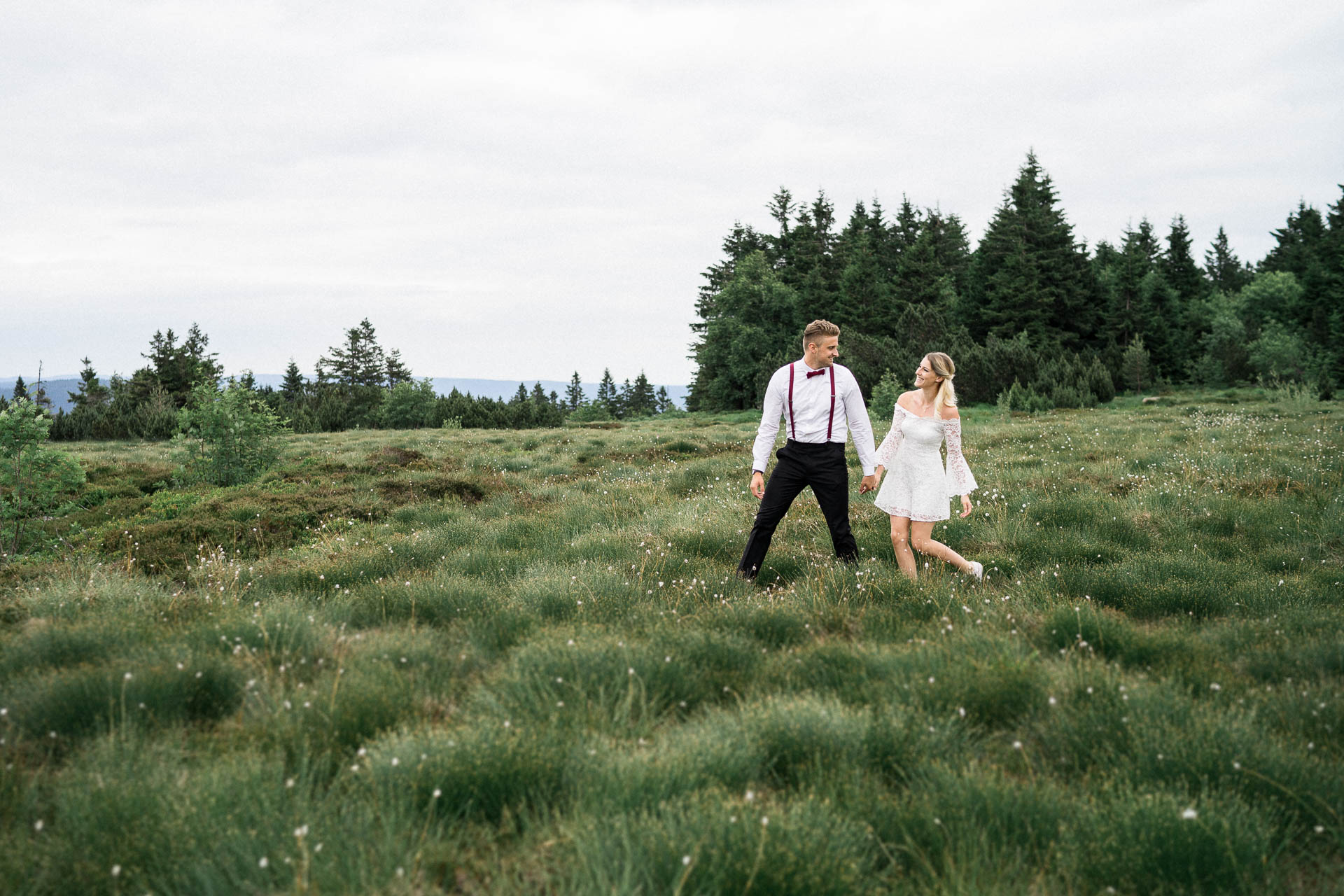 Braut und Bräutigam vor der Hochzeit im schönen Schwarzwald am Mummelsee fotografiert von Lisa & Andi Photography.