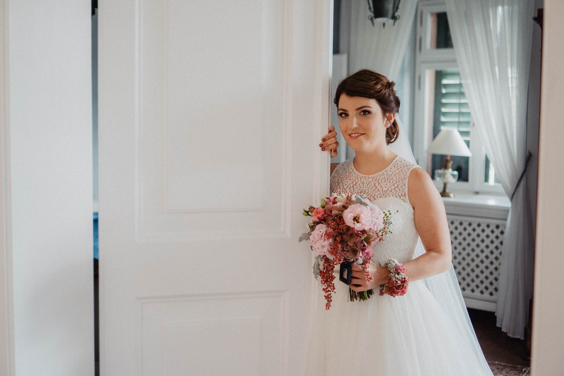 Romantische Schloss-Hochzeit im Schwarzwald auf Schloss Eberstein fotografiert von Lisa & Andi Photography. Braut und Bräutigam beim Getting Ready in der Hochzeitssuite.