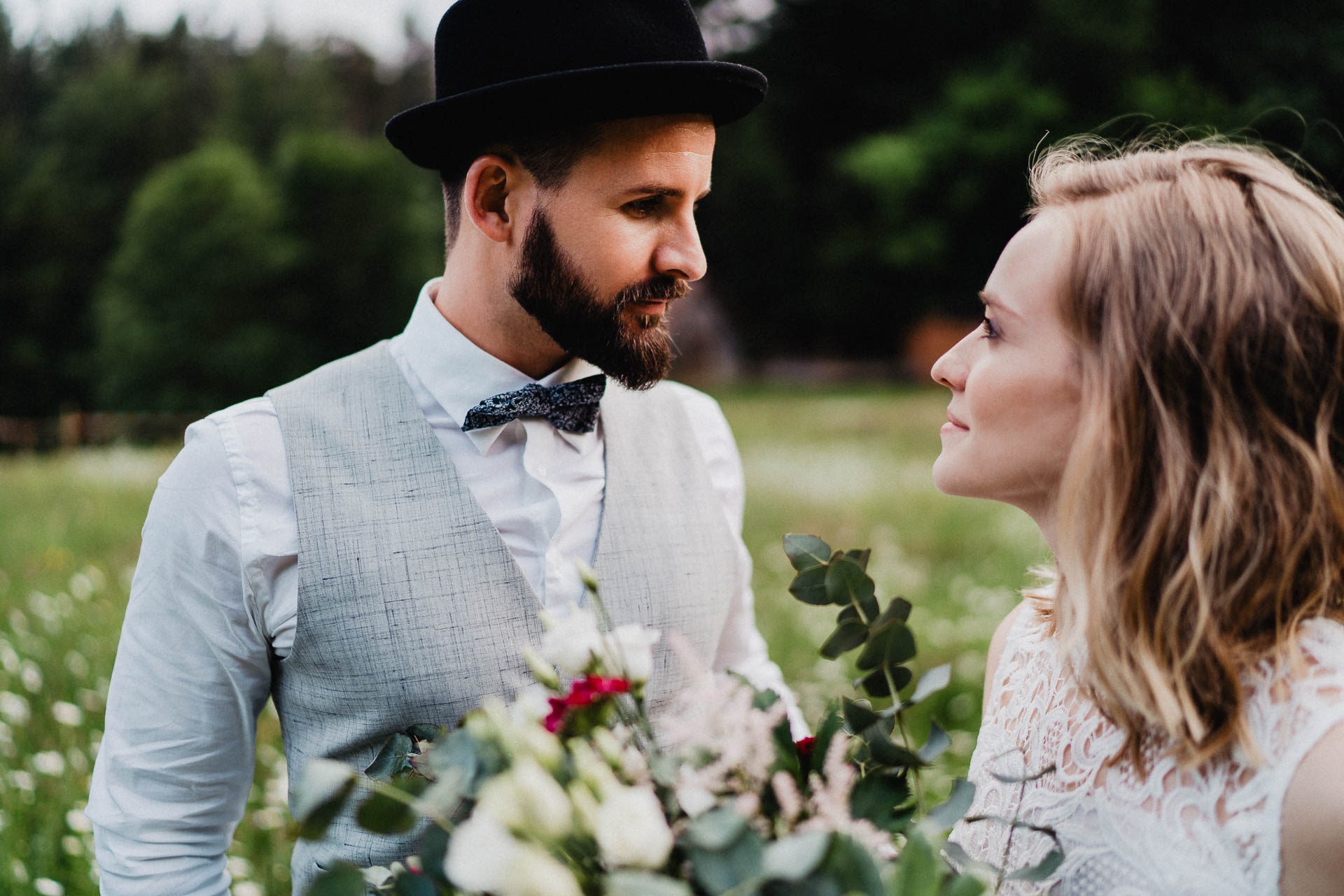 Romantisches Verlobungsshooting für die baldige Hochzeit im schönen Schwarzwald fotografiert von Lisa & Andi Photography.