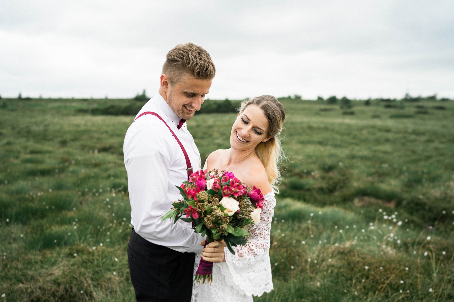 Braut und Bräutigam vor der Hochzeit im schönen Schwarzwald am Mummelsee fotografiert von Lisa & Andi Photography.