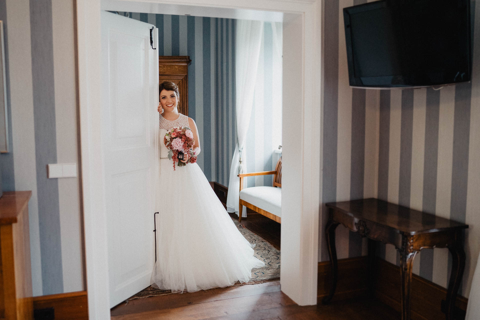 Romantische Schloss-Hochzeit im Schwarzwald auf Schloss Eberstein fotografiert von Lisa & Andi Photography. Braut und Bräutigam beim Getting Ready in der Hochzeitssuite.