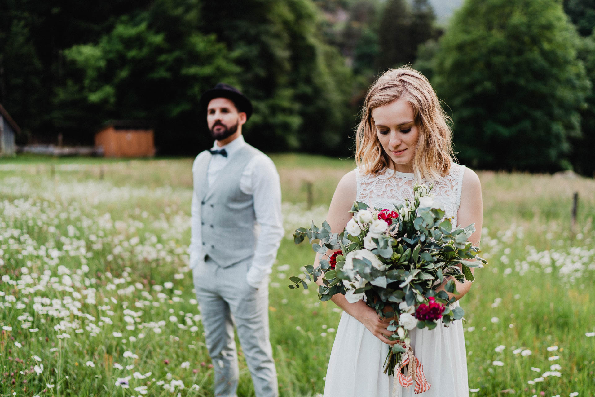 Romantisches Verlobungsshooting für die baldige Hochzeit im schönen Schwarzwald fotografiert von Lisa & Andi Photography.